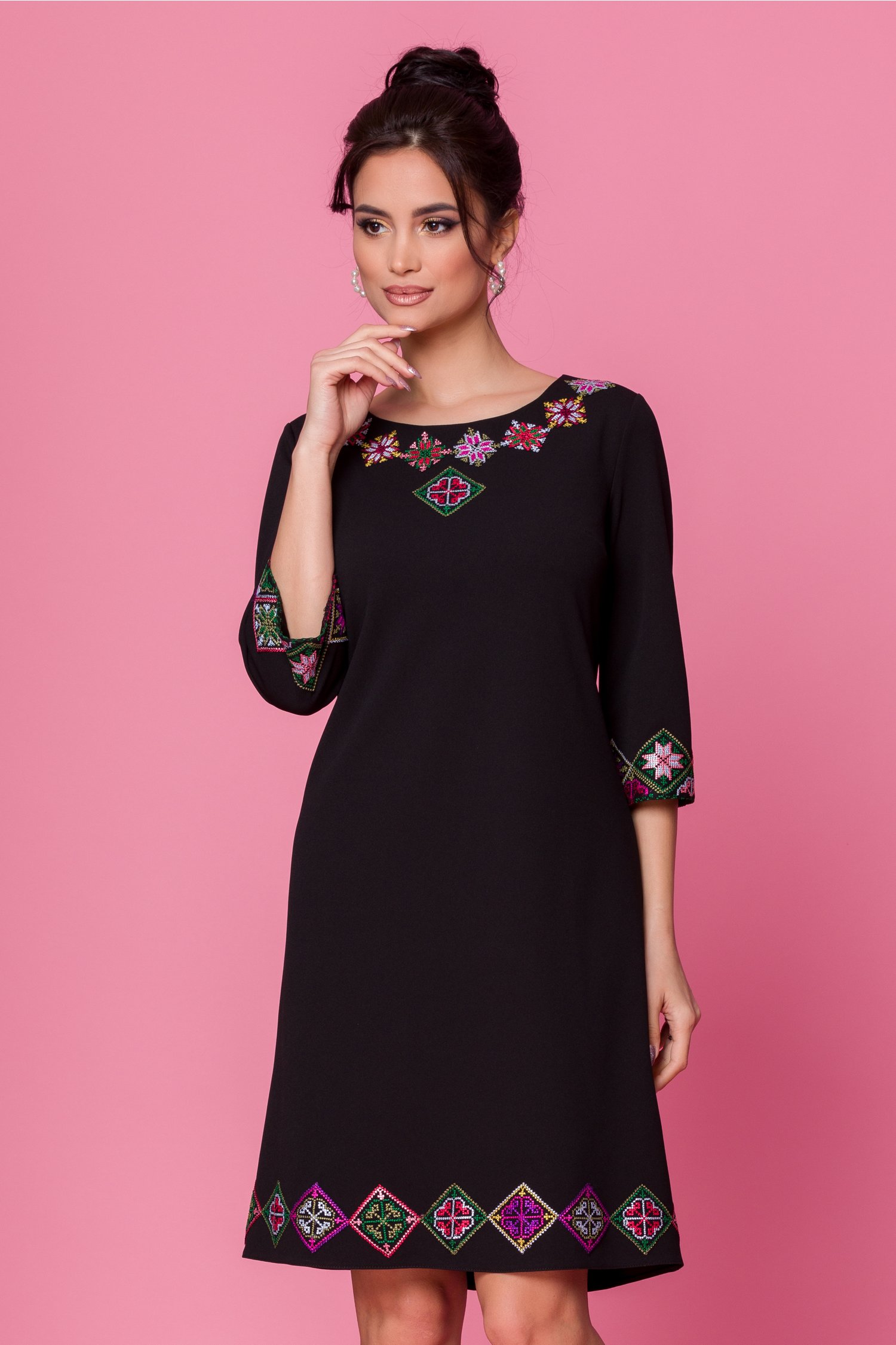 Rochie neagra cu maneci trei sferturi brodata traditional