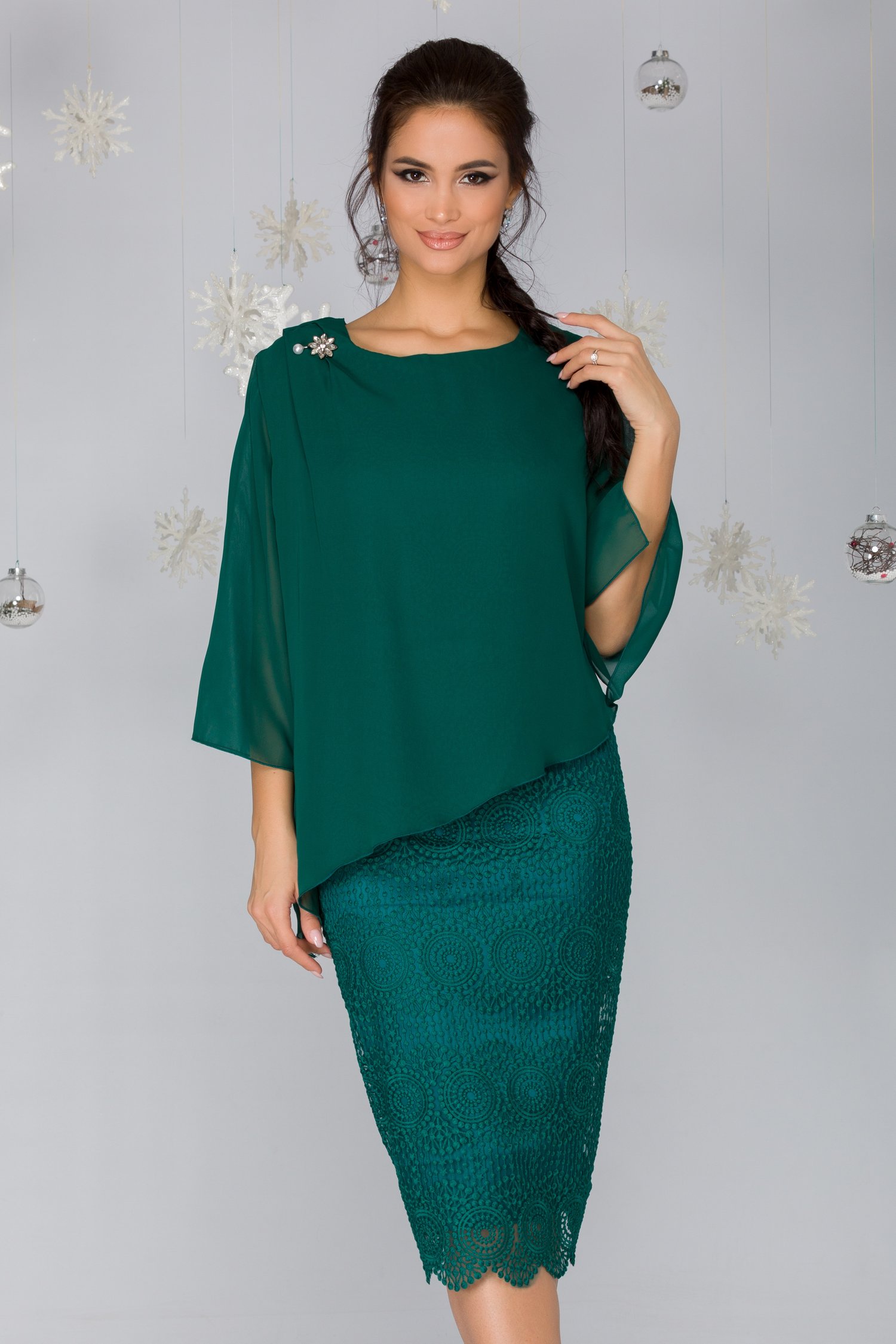 Rochie ofelia verde cu broderie si volane la bust