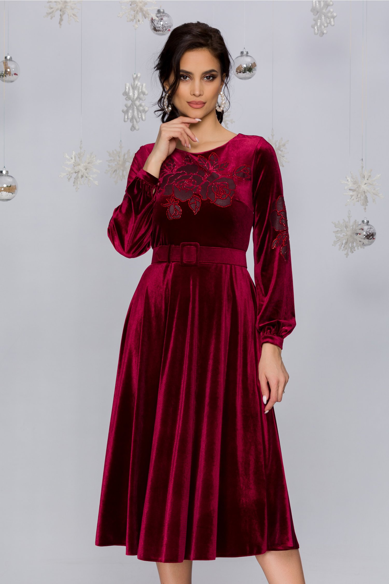 Rochie olimpia bordo din catifea cu trandafiri si strasuri
