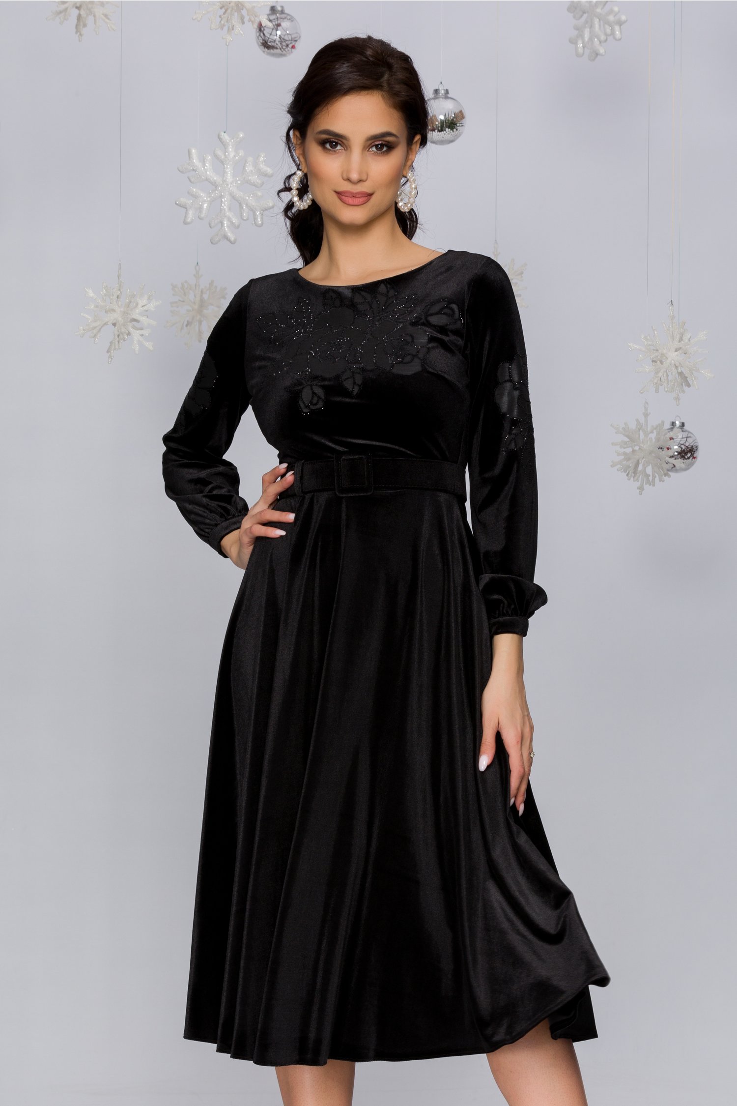 Rochie olimpia neagra din catifea cu trandafiri si strasuri
