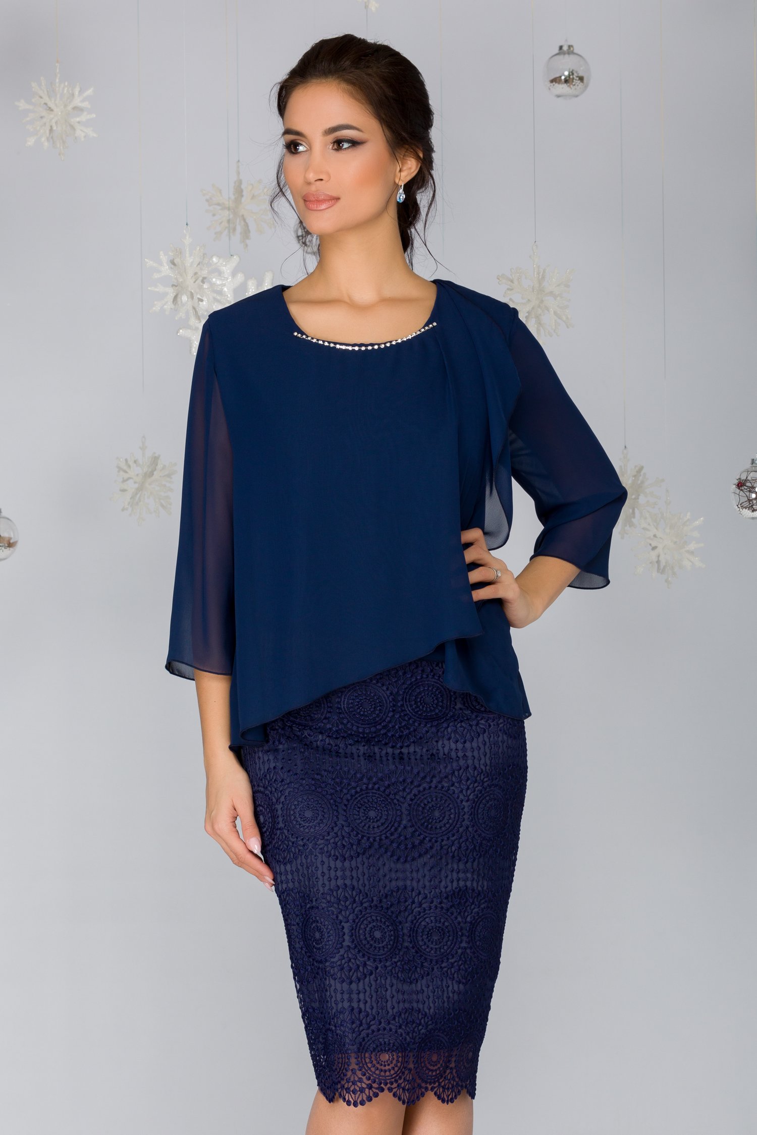 Rochie olivia bleumarin petrecuta la bust cu decolteu accesorizat