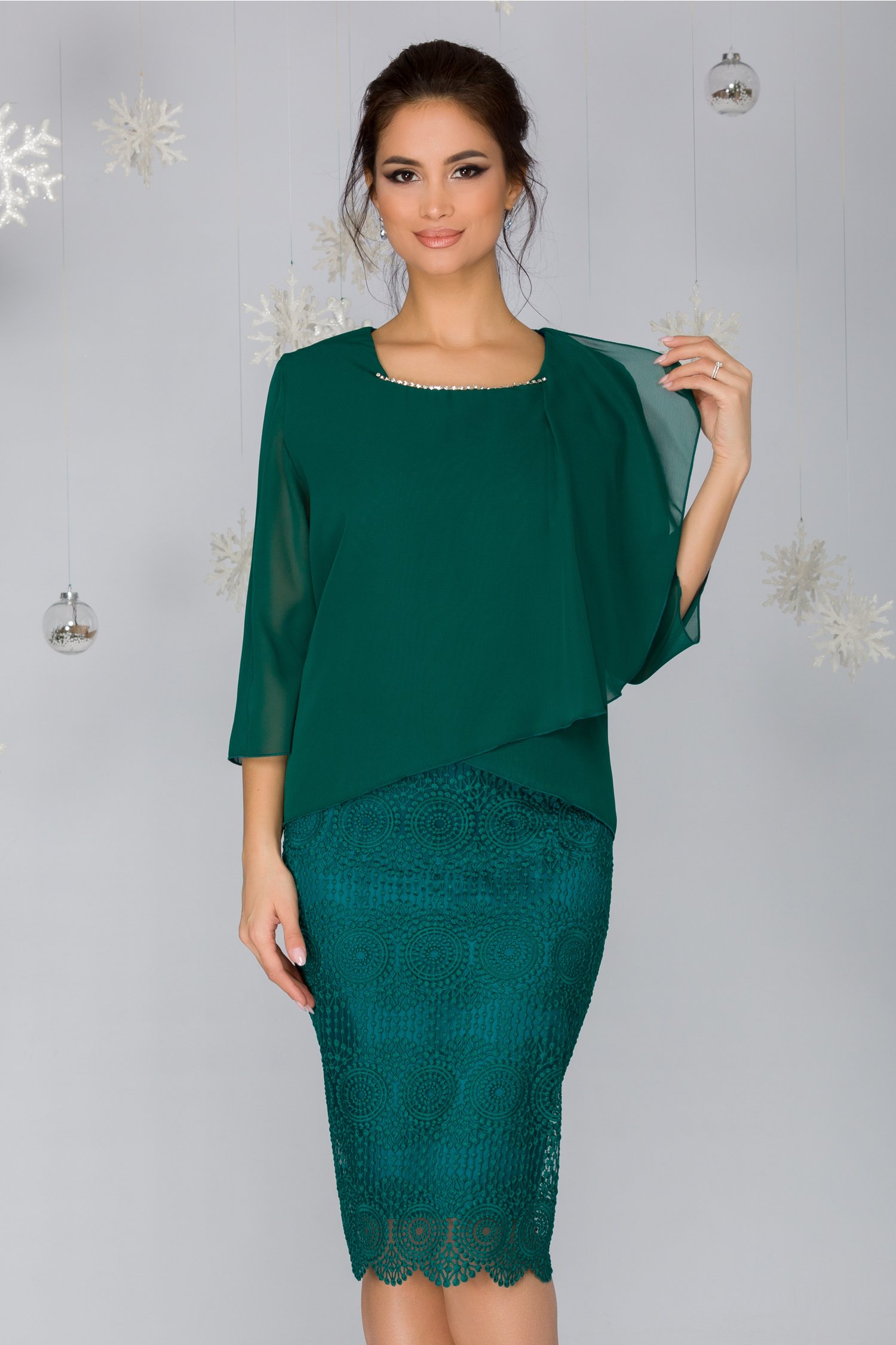 Rochie olivia verde petrecuta la bust cu decolteu accesorizat