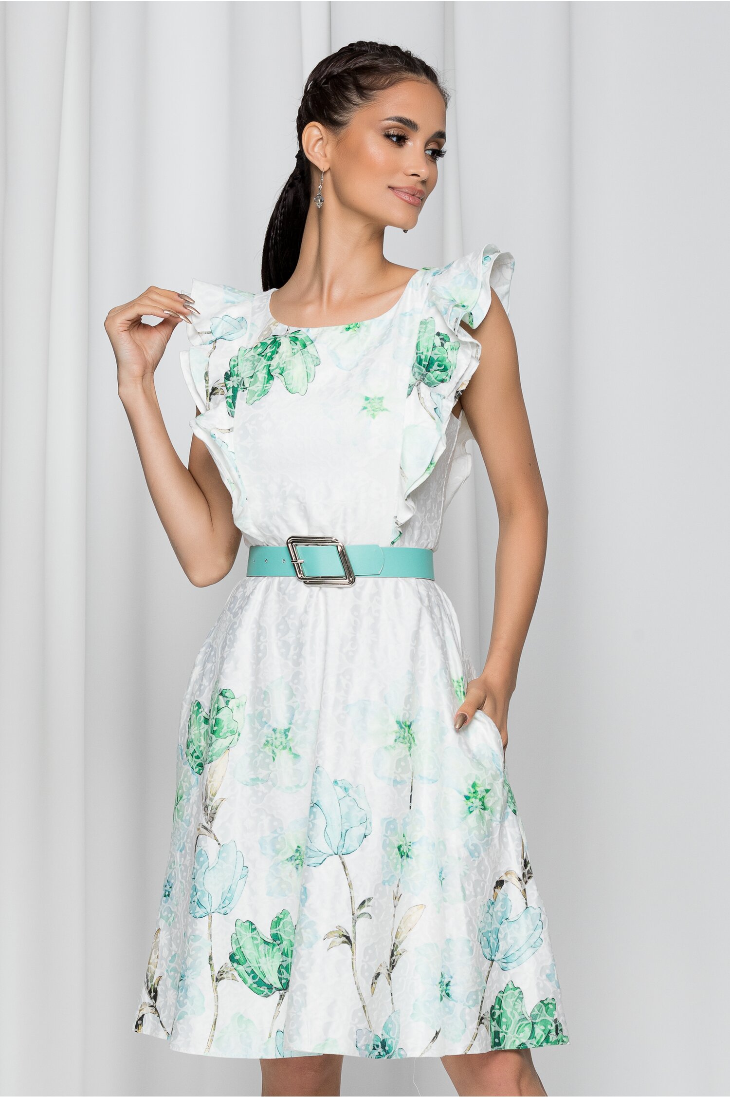 Rochie patricia alba cu imprimeu floral verde si curea in talie