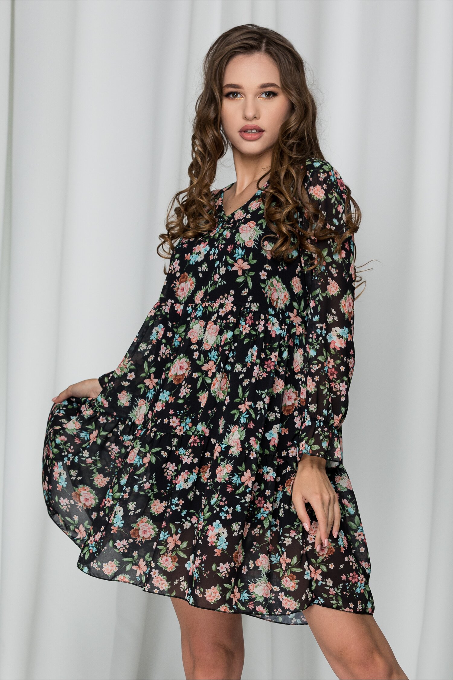 Rochie Rebeca neagra cu imprimeu floral si croi lejer