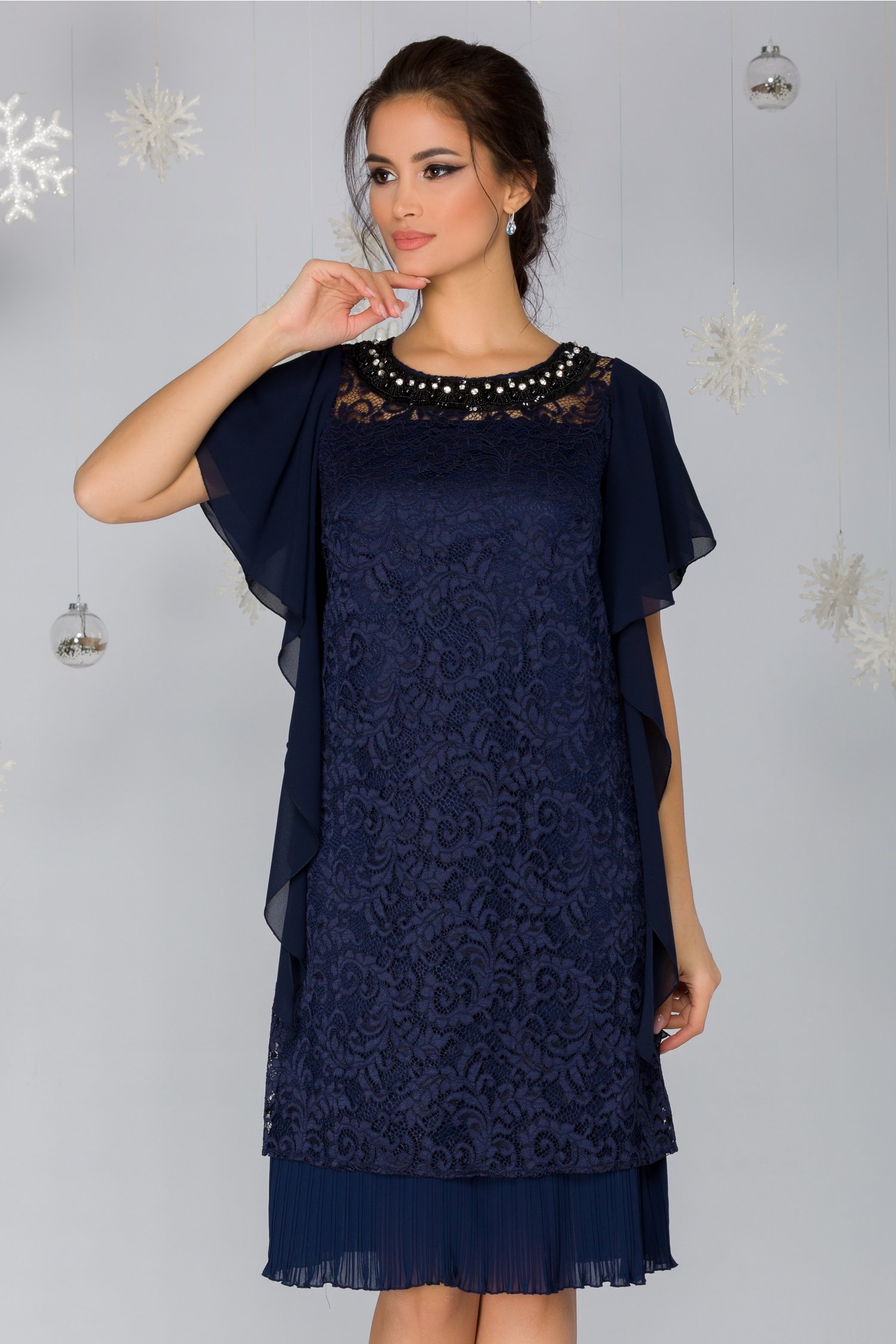 Rochie reya bleumarin cu margele si strasuri la baza gatului