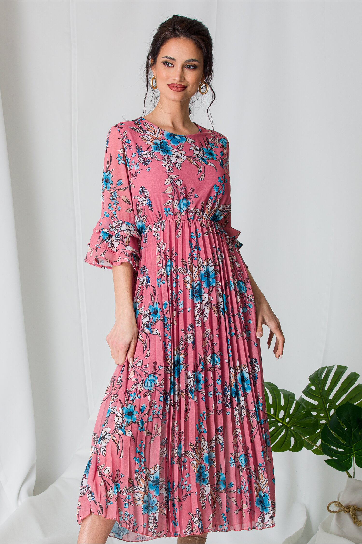 Rochie Samira roz coniac cu imprimeuri florale si fusta plisata