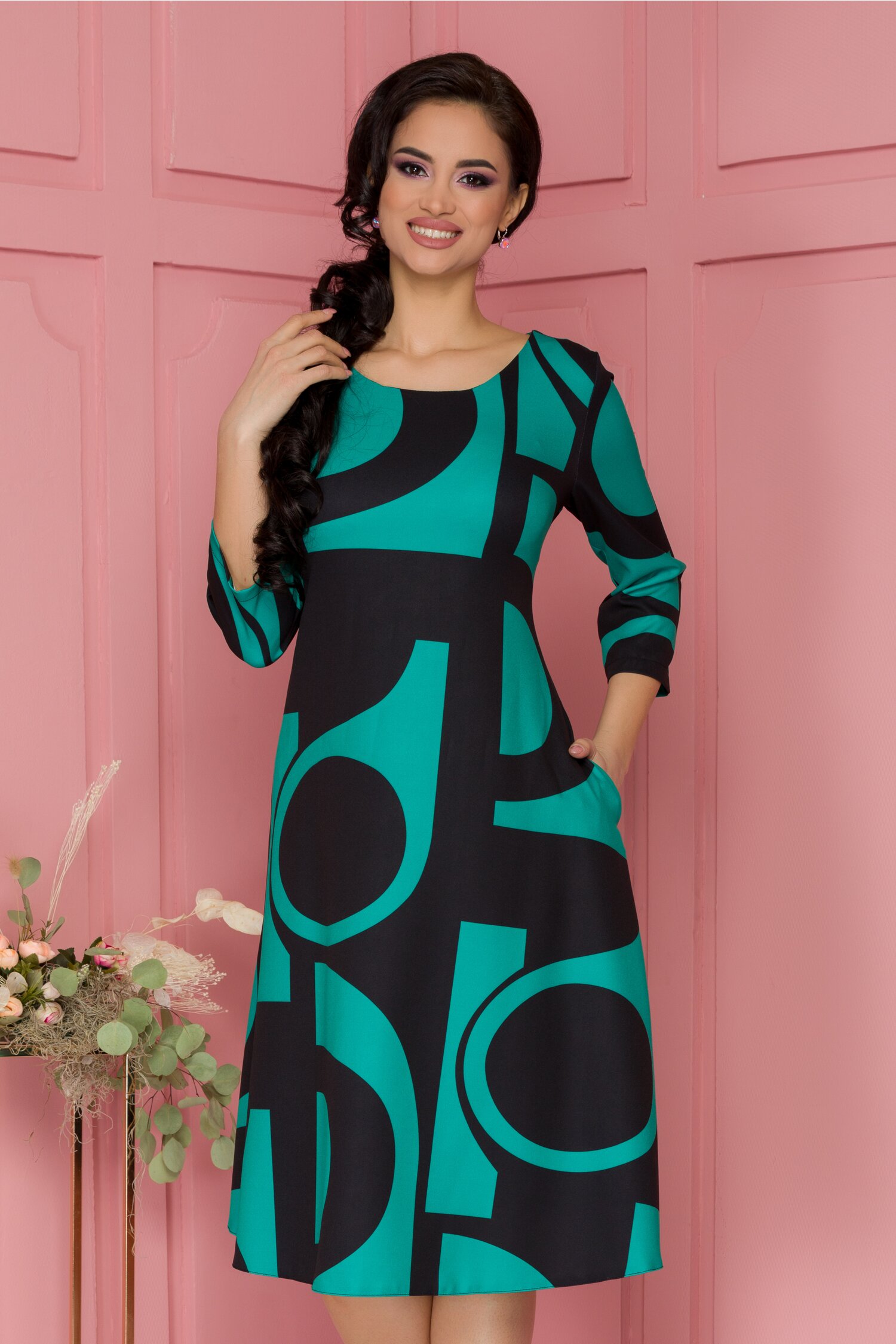 Rochie Samira verde cu imprimeuri geometrice negre