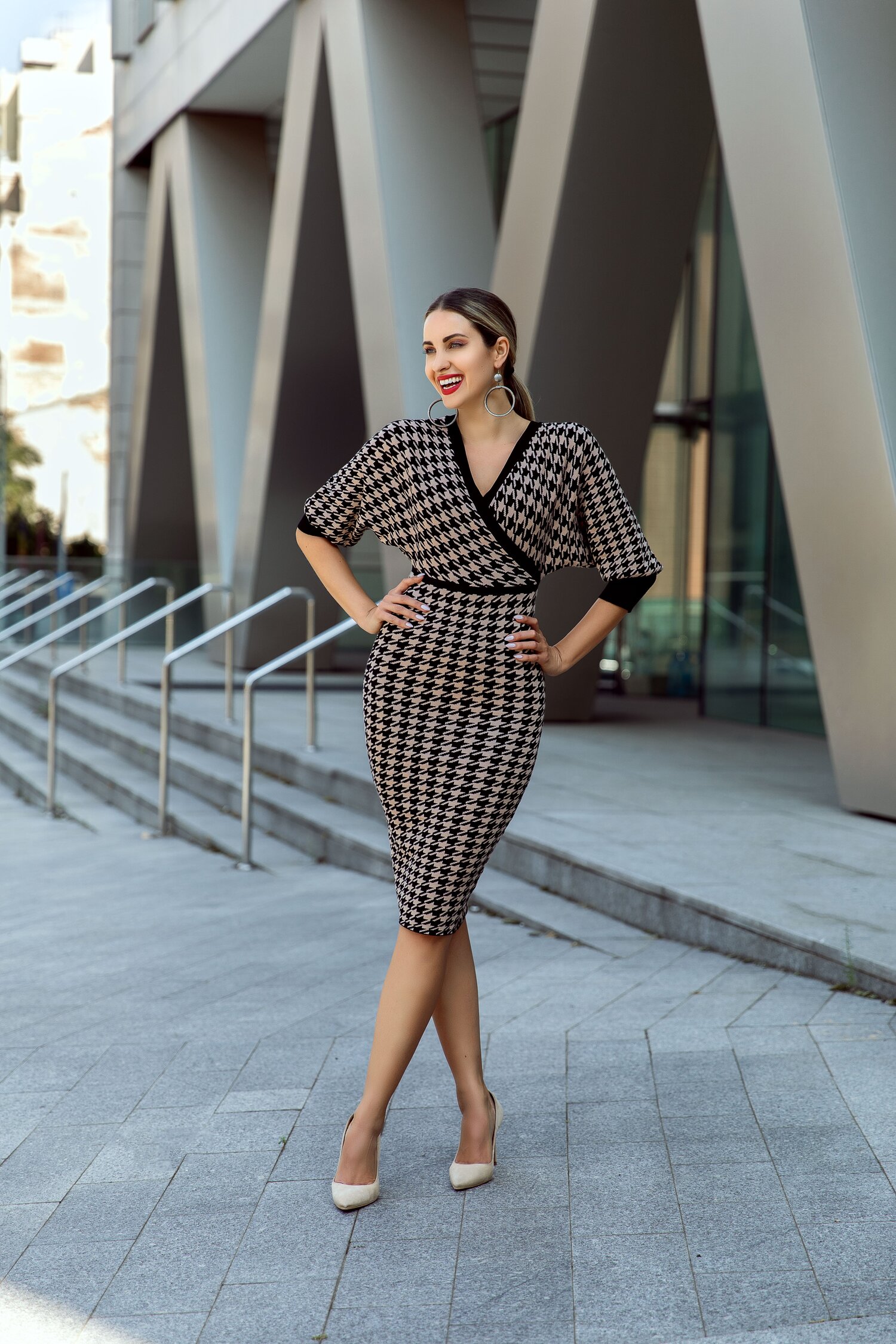 Rochie Simina neagra cu imprimeu picior de cocos bej si decolteu in V petrecut