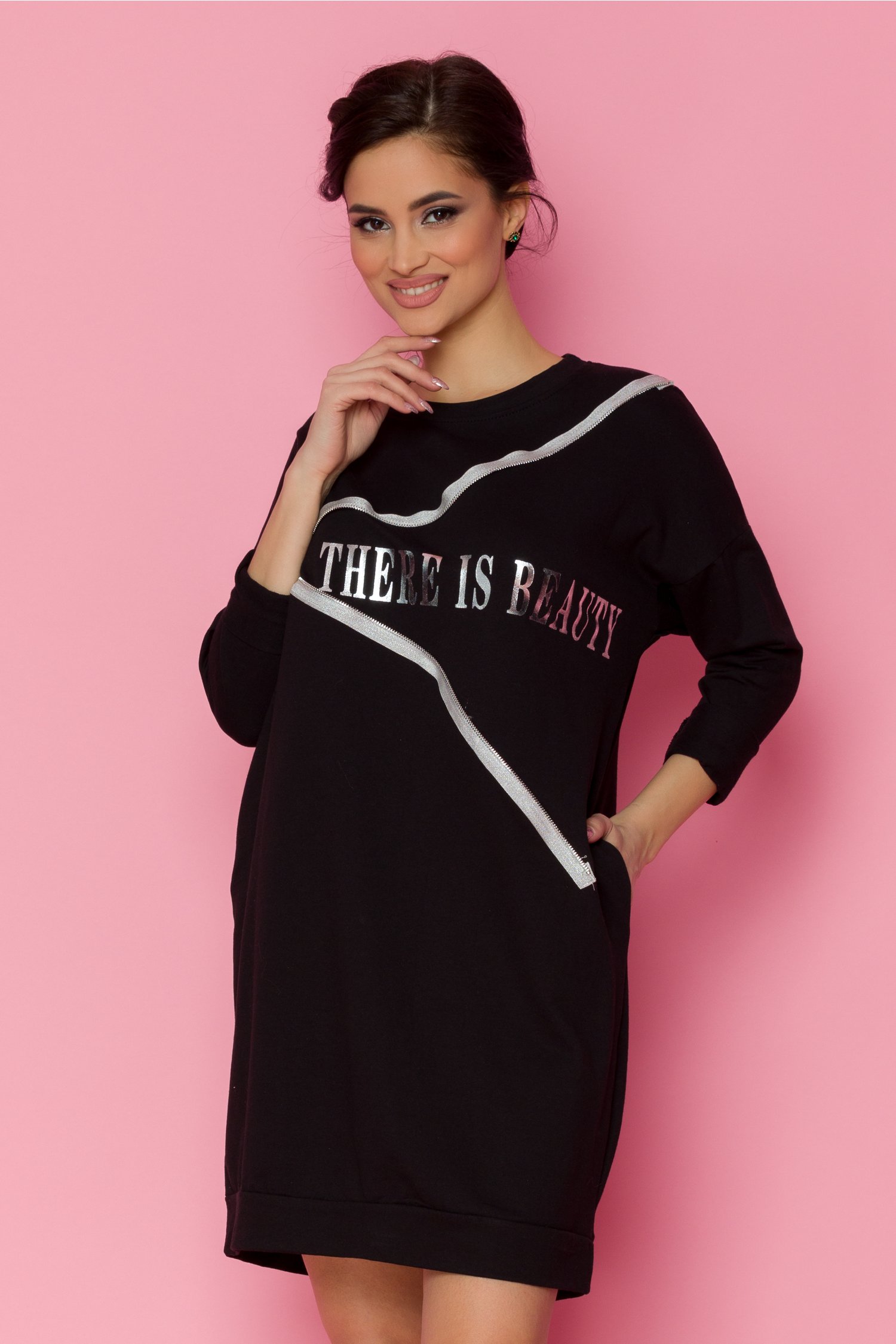 Rochie simona casual neagra cu mesaj si aplicatie tip fermoar
