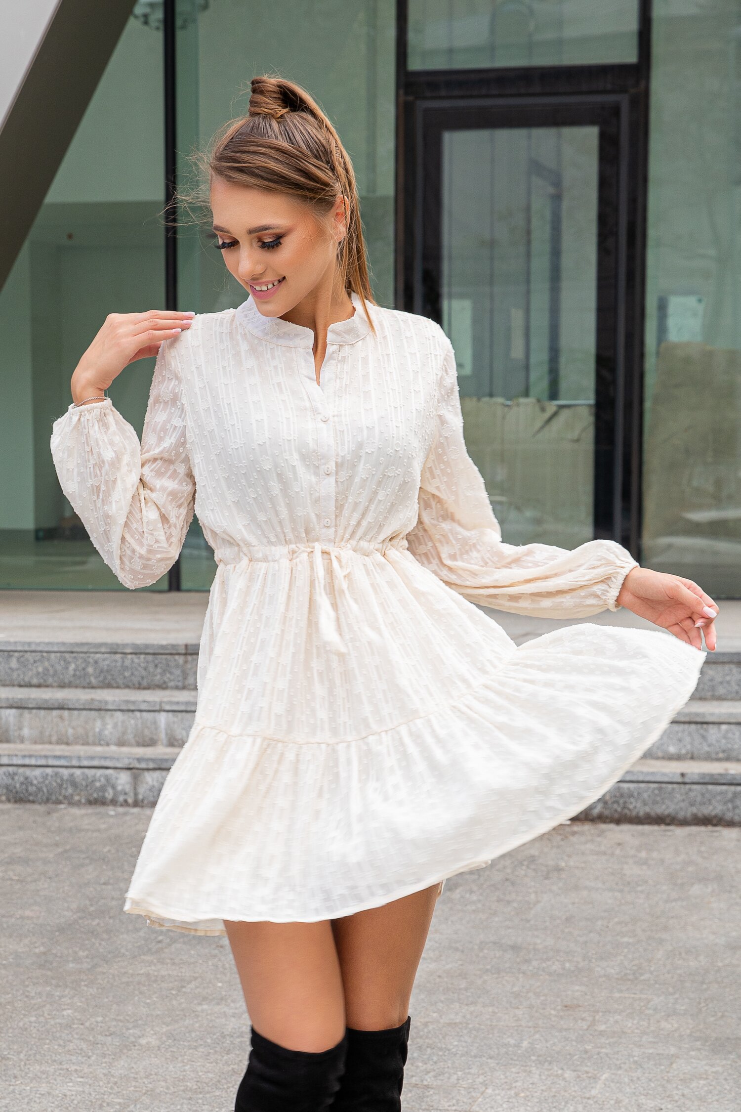 Rochie Sorana ivory cu detalii iesite in relief