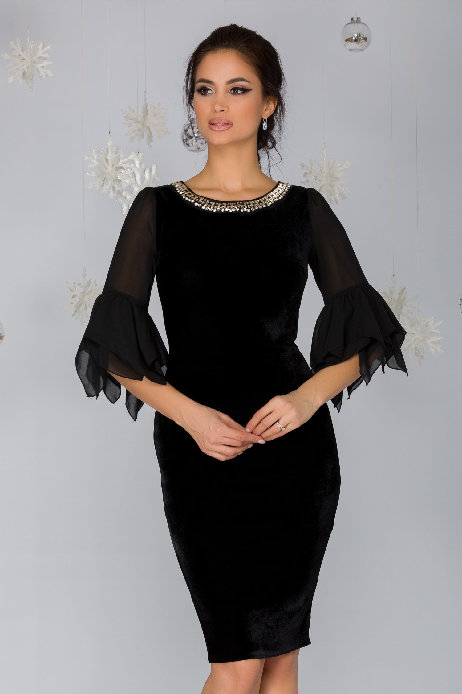 Rochie sorana neagra din catifea cu aplicatie la decolteu