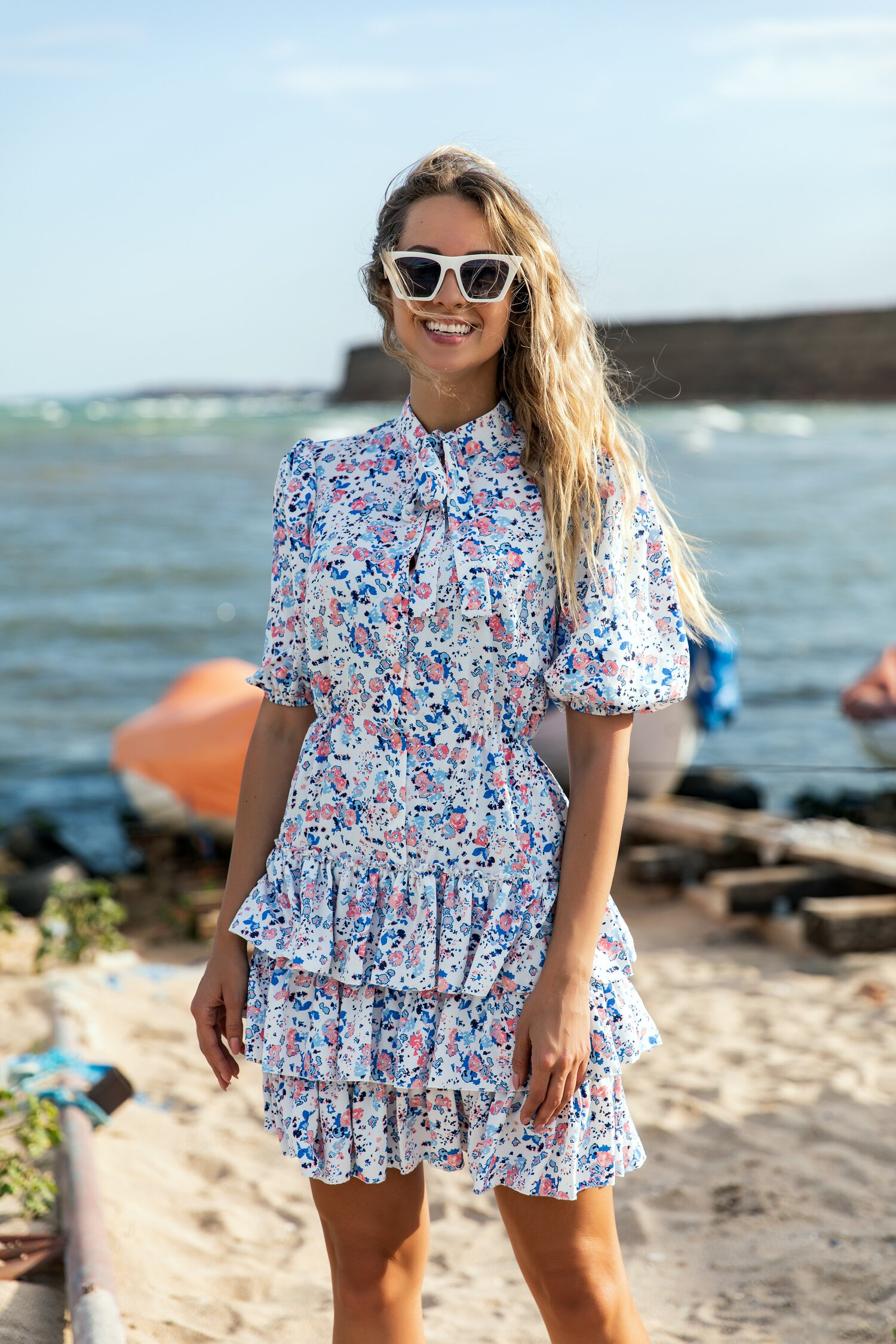 Rochie Sorina alba cu imprimeuri florale roz si volanase