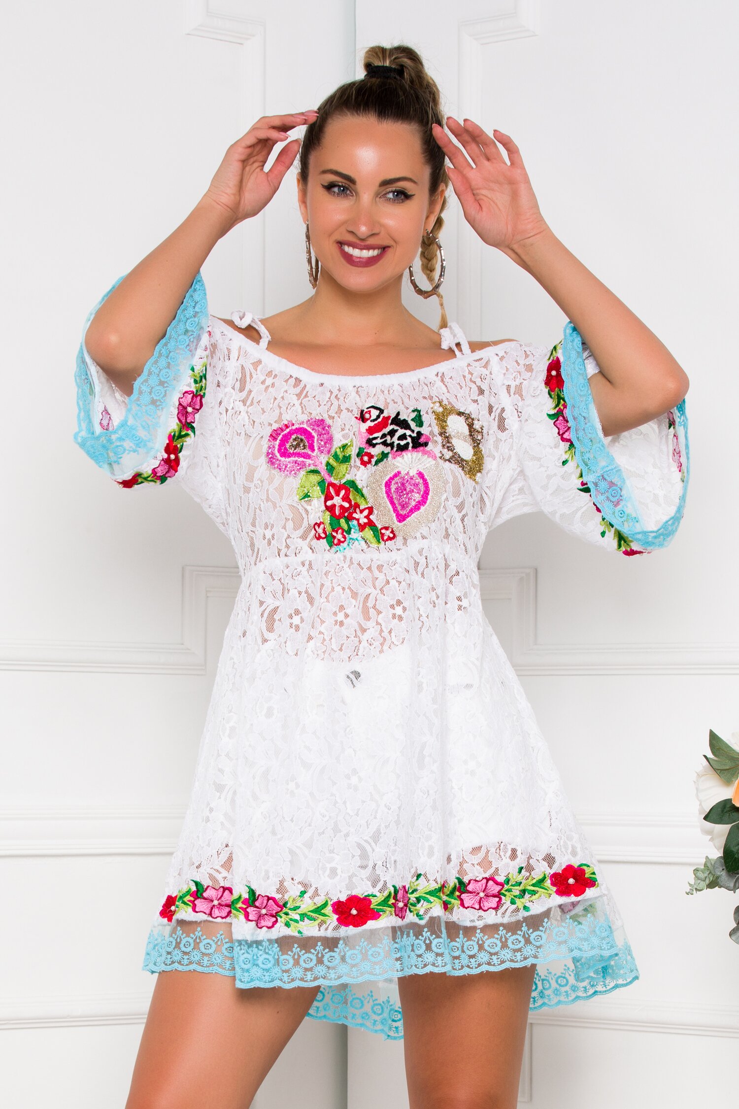 Rochie Sweety din dantela alba accesorizata cu broderie si margelute multicolore