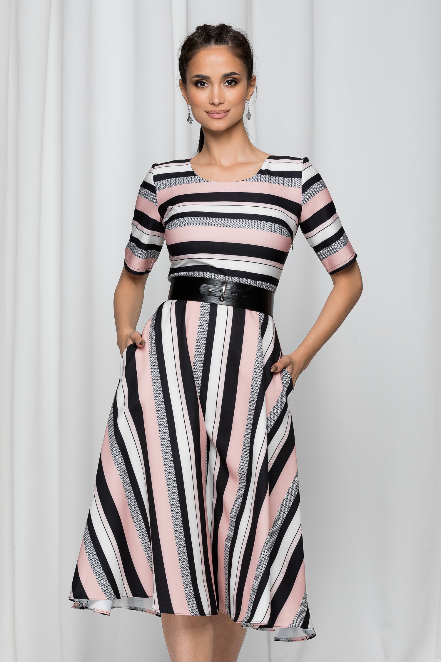 Rochie tabby roz cu dungi albe negre si curea in talie