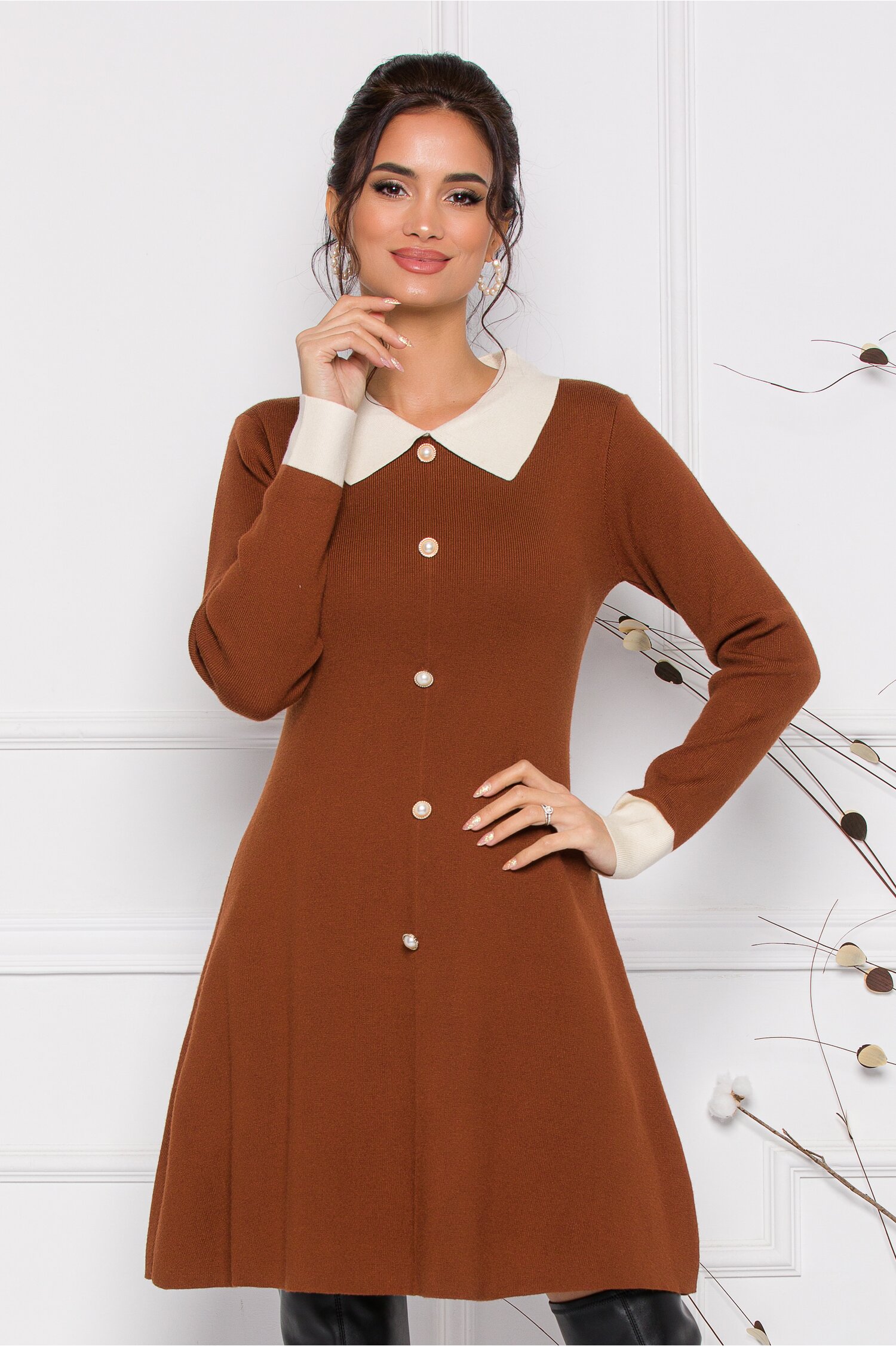 Rochie Tara maro brun cu guler si nasturi la bust