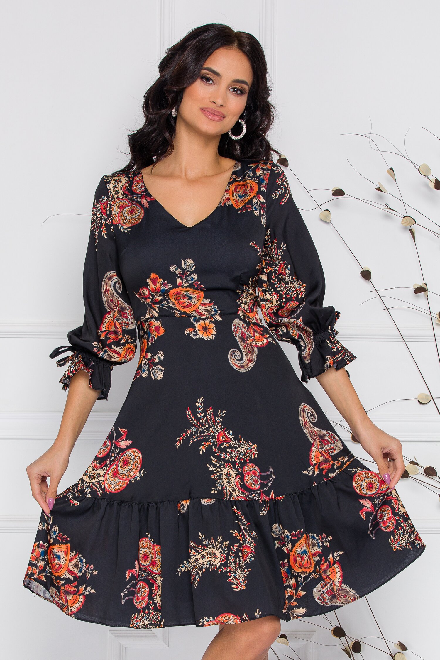 Rochie Tyna neagra cu imprimeu floral si volan la baza