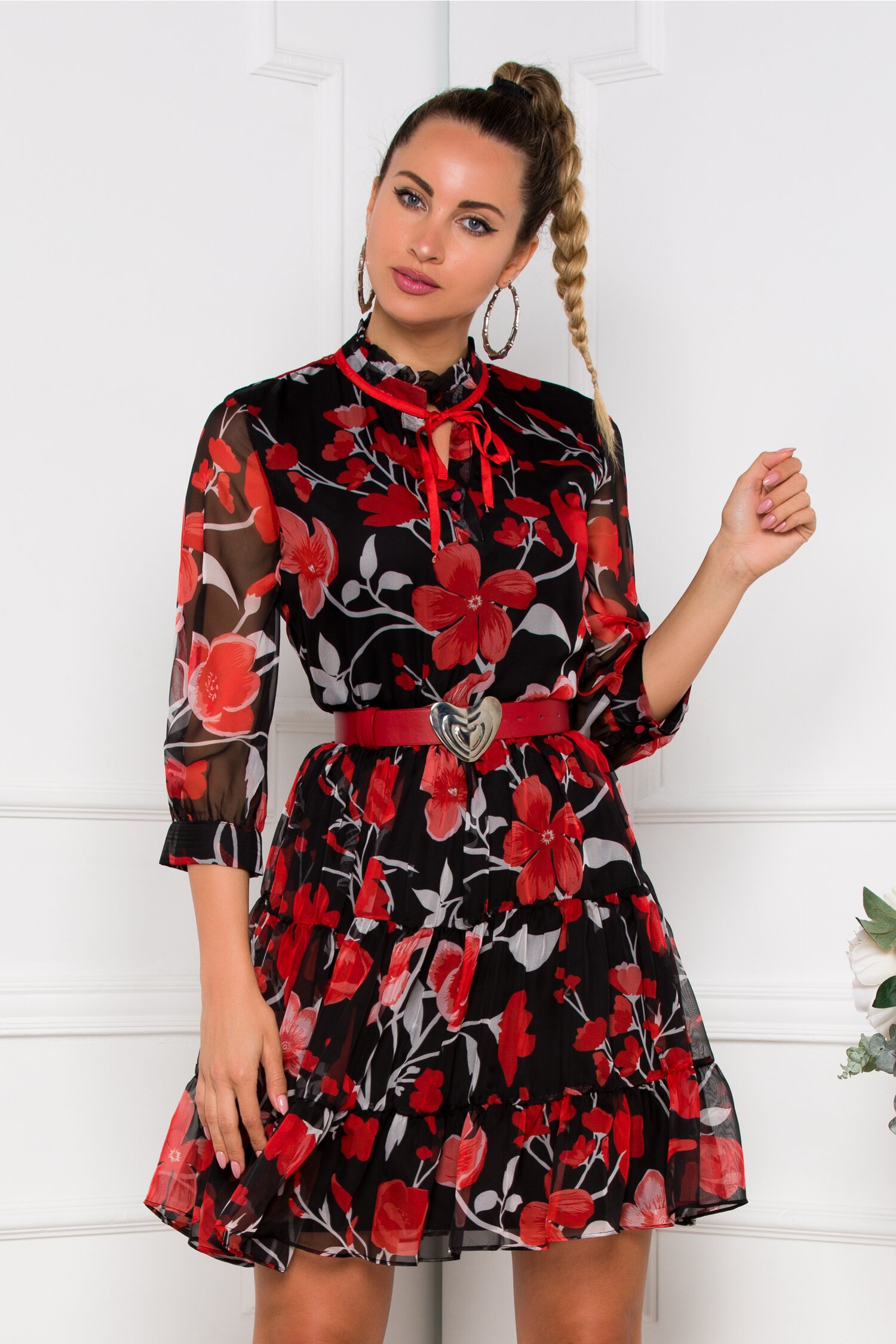 Rochie Valeria neagra cu imprimeuri florale rosii