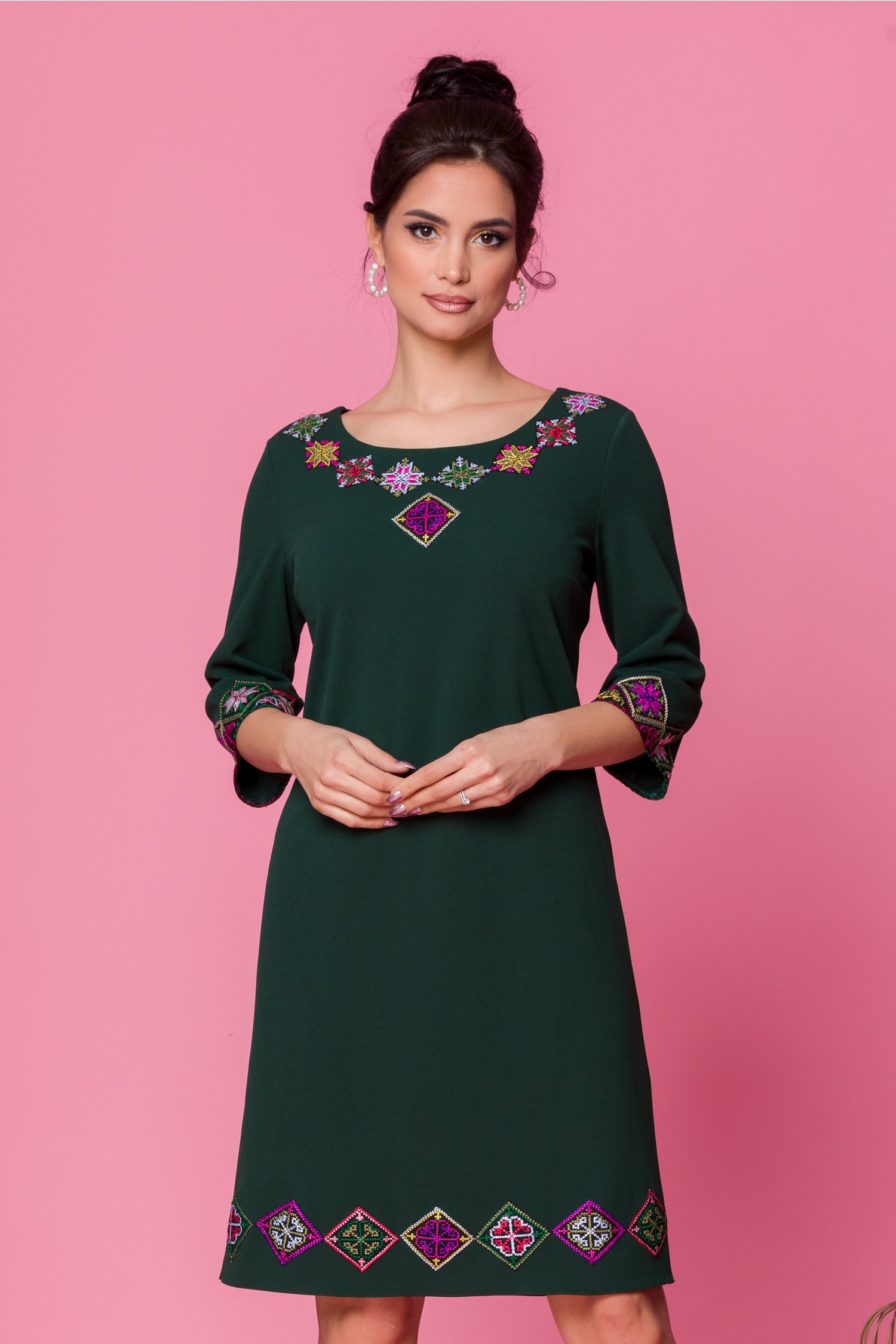 Rochie verde inchis cu maneci trei sferturi brodata traditional