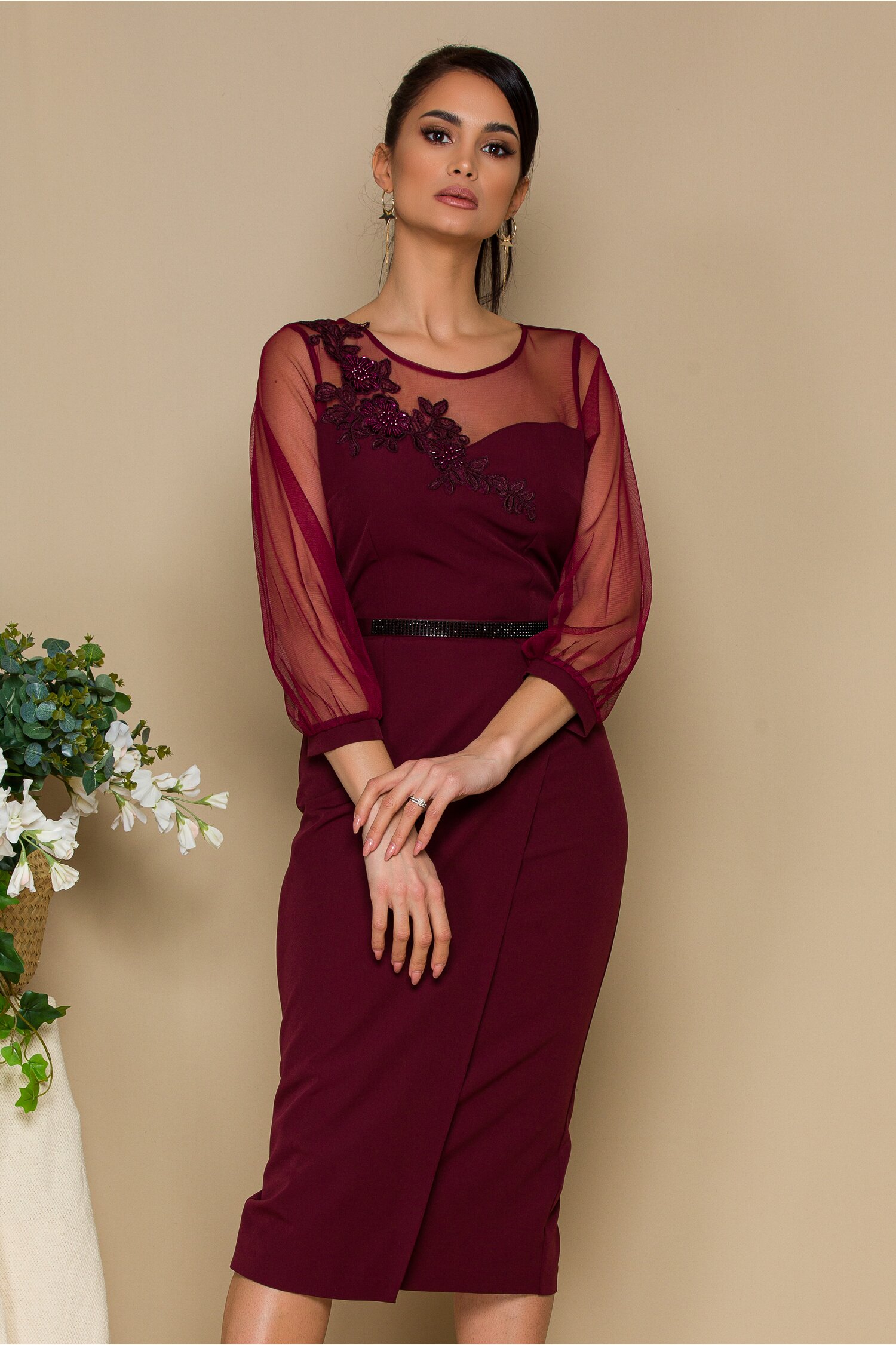 Rochie Wella bordo cu broderie florala si curea in talie