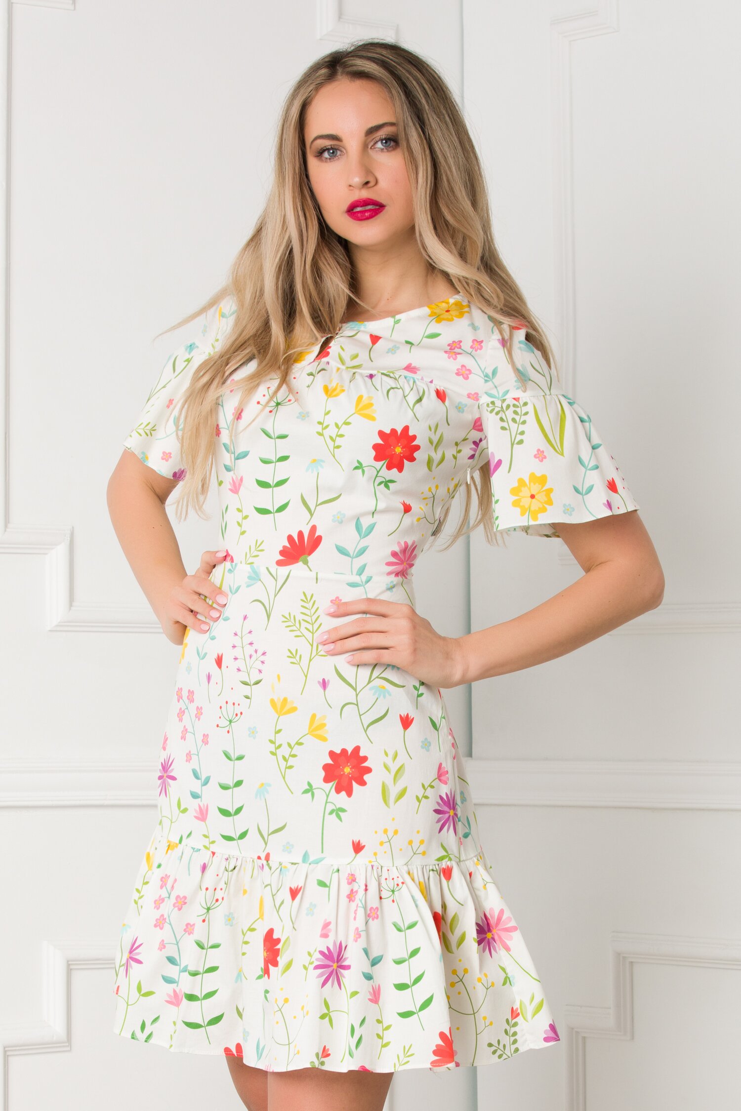 Rochie Yvy alba cu imprimeuri florale colorate