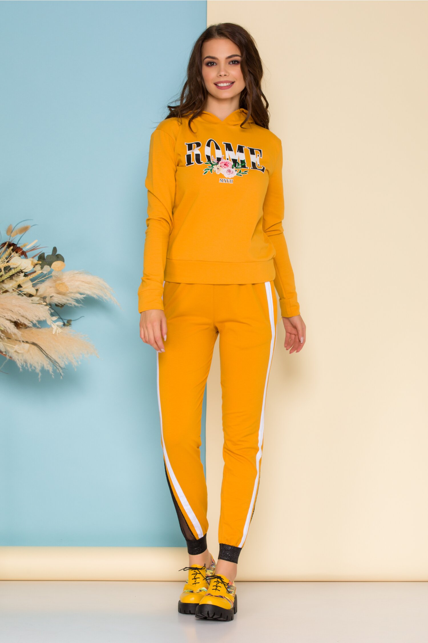 Trening Rome galben cu imprimeu pe bluza si plasa neagra la baza pantalonilor
