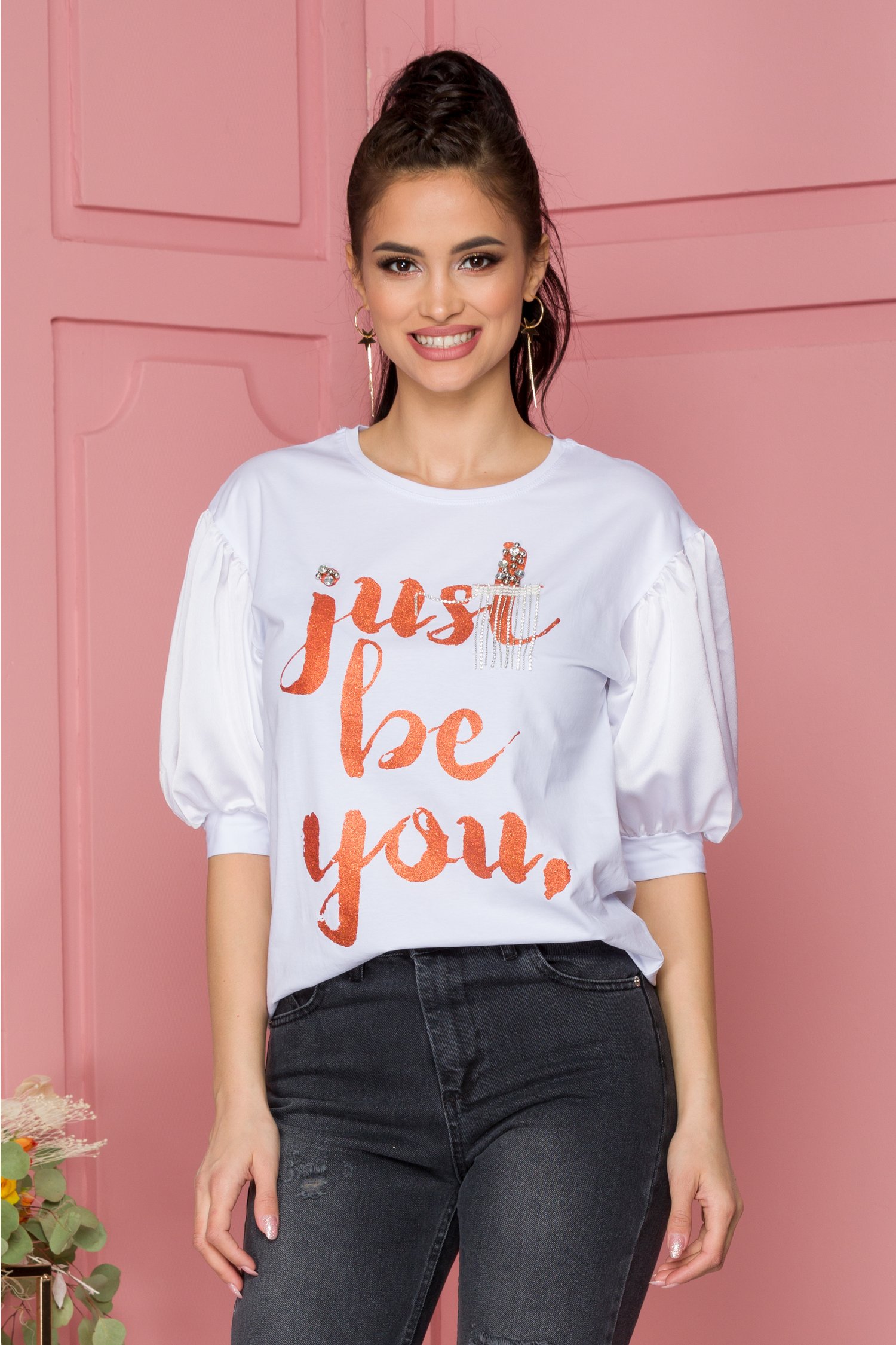 Tricou cera alb cu scris caramiziu si strasuri pe fata
