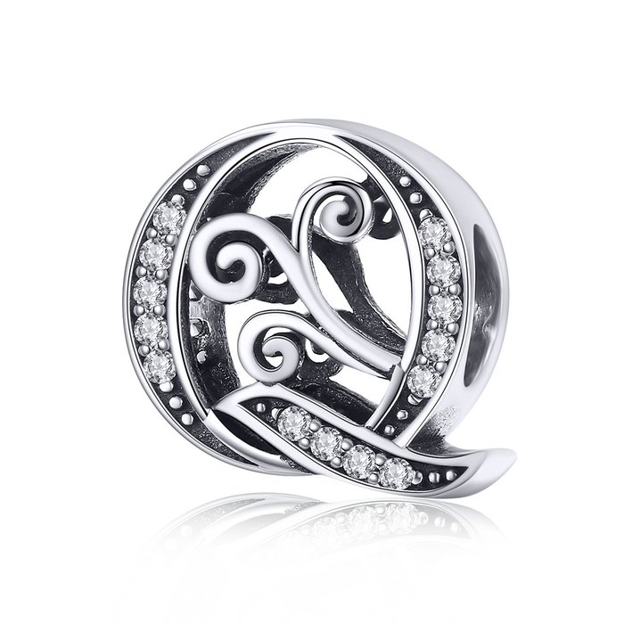 Talisman din argint cu litera q din poveste