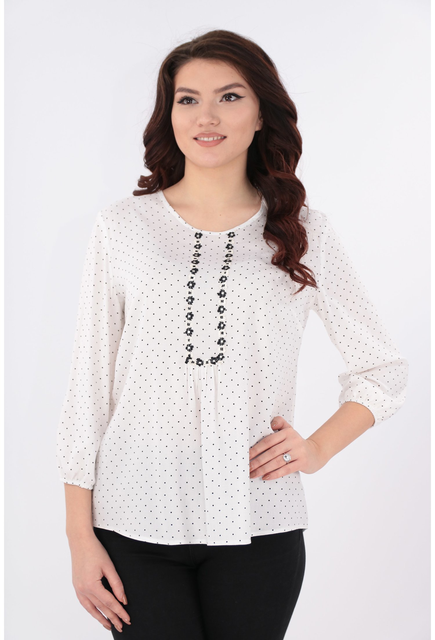 Bluza alba cu buline negre si broderie florala