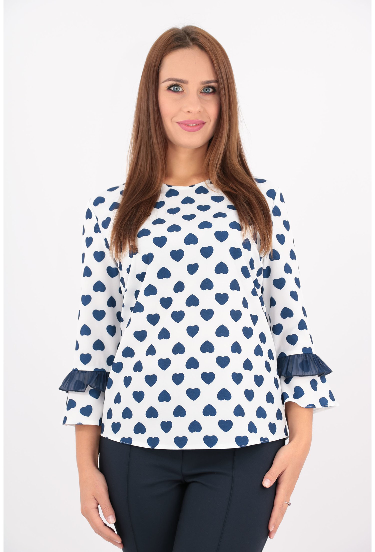 Bluza alba cu inimioare bleumarin