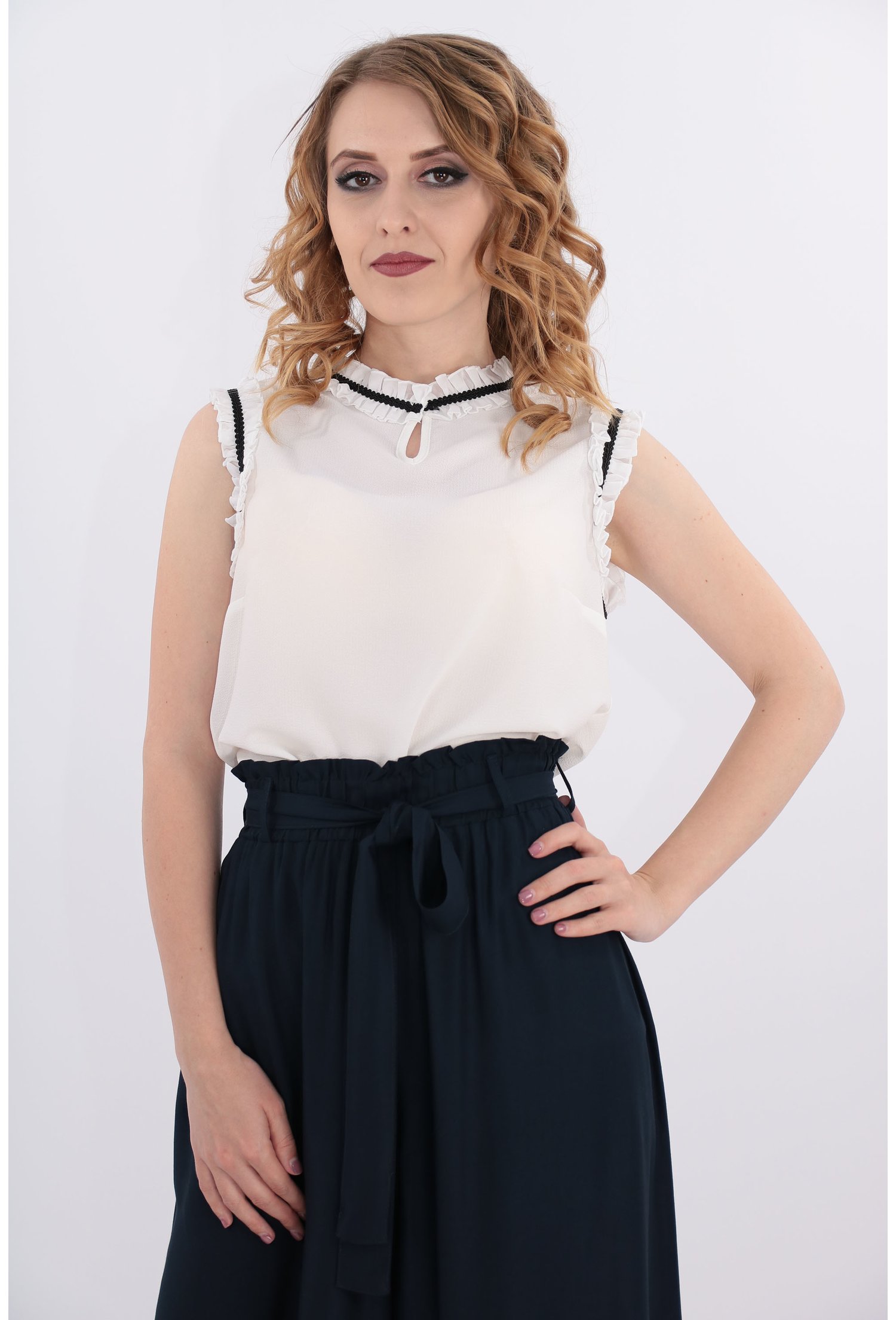 Bluza alba cu siret negru