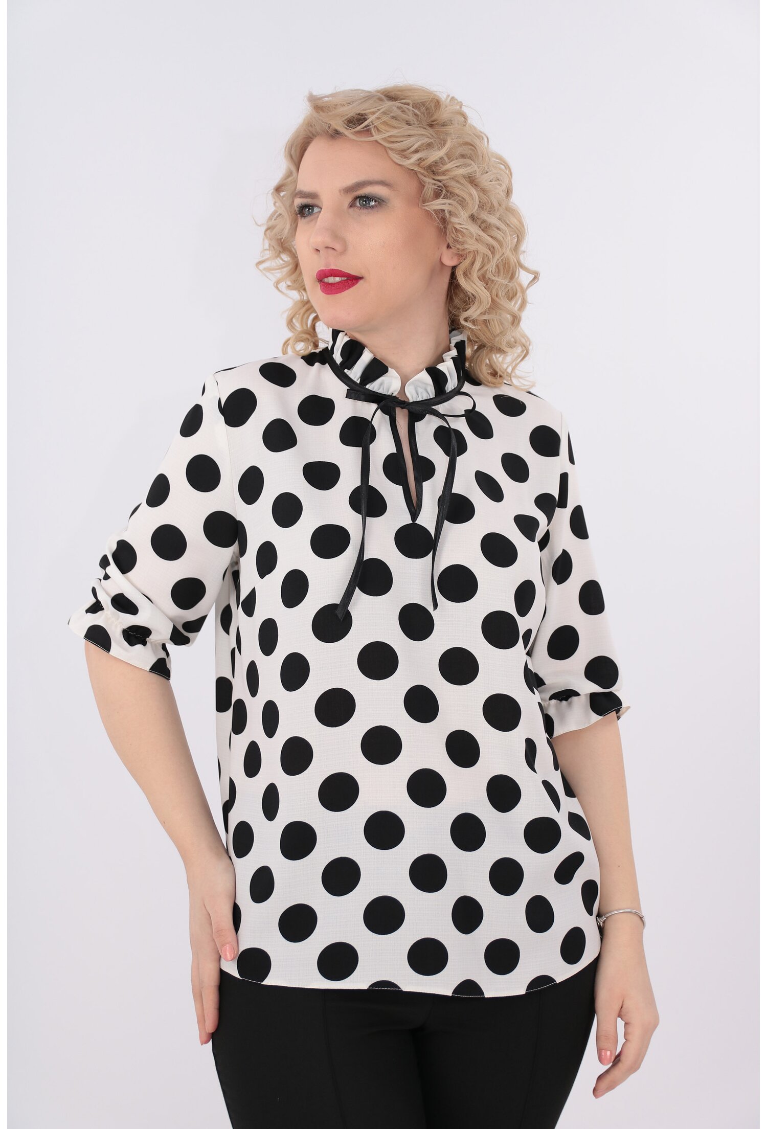 Bluza alba din bumbac cu buline negre