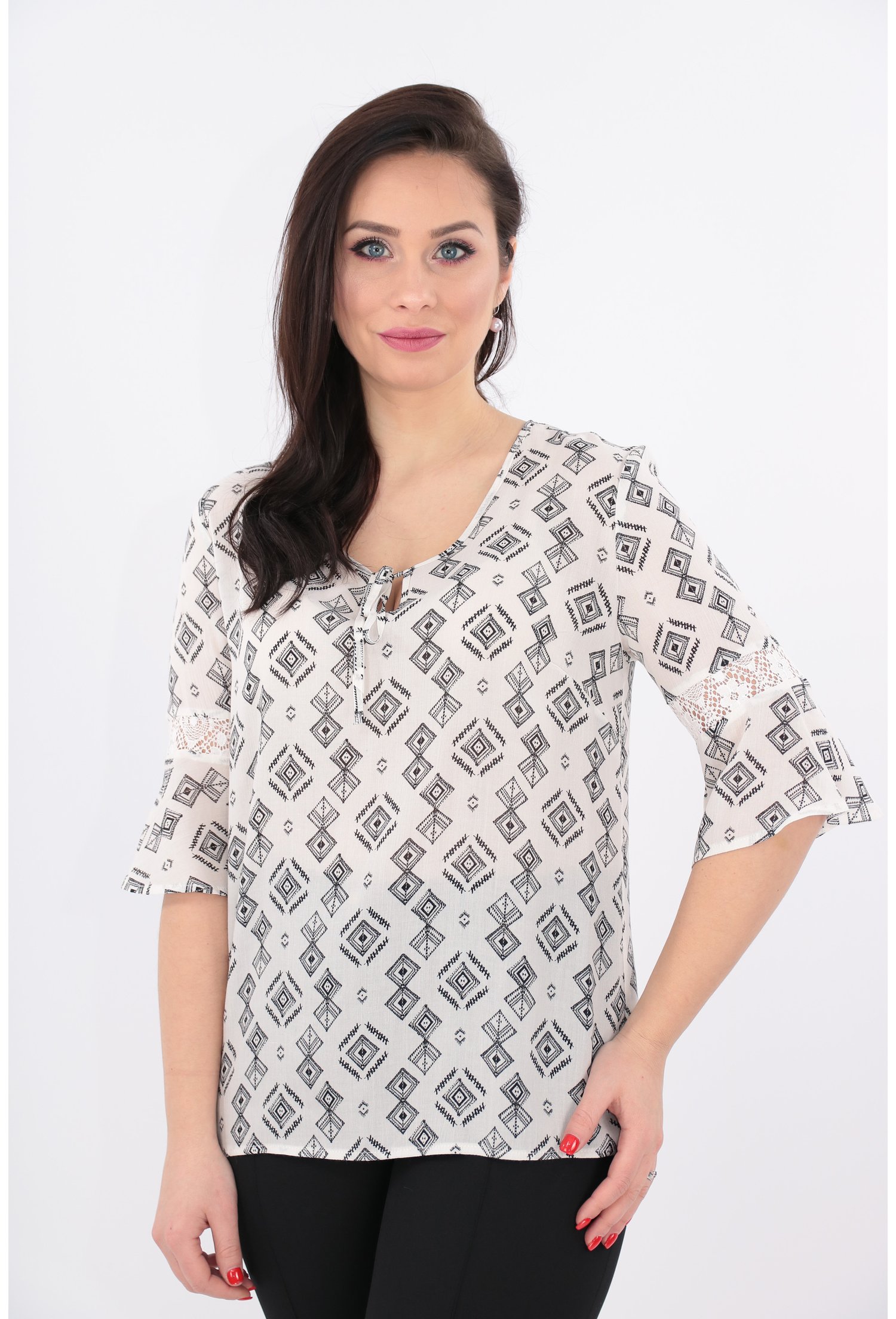 Bluza alba din vascoza cu print geometric