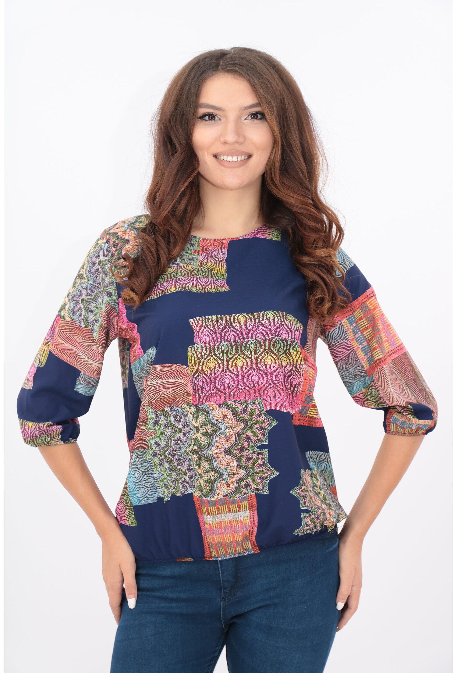 Bluza albastra cu desen abstract multicolor