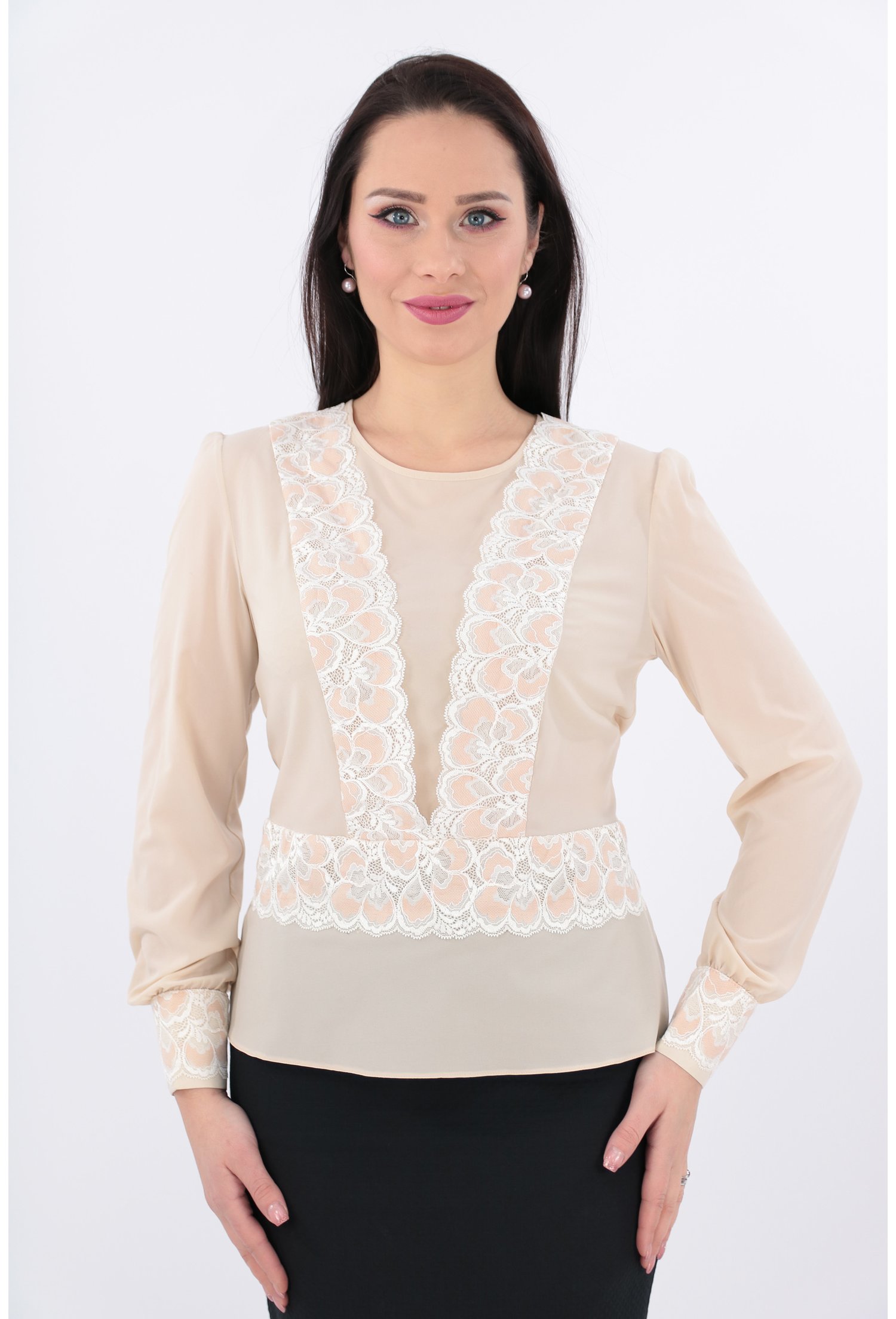Bluza bej accesorizata cu dantela