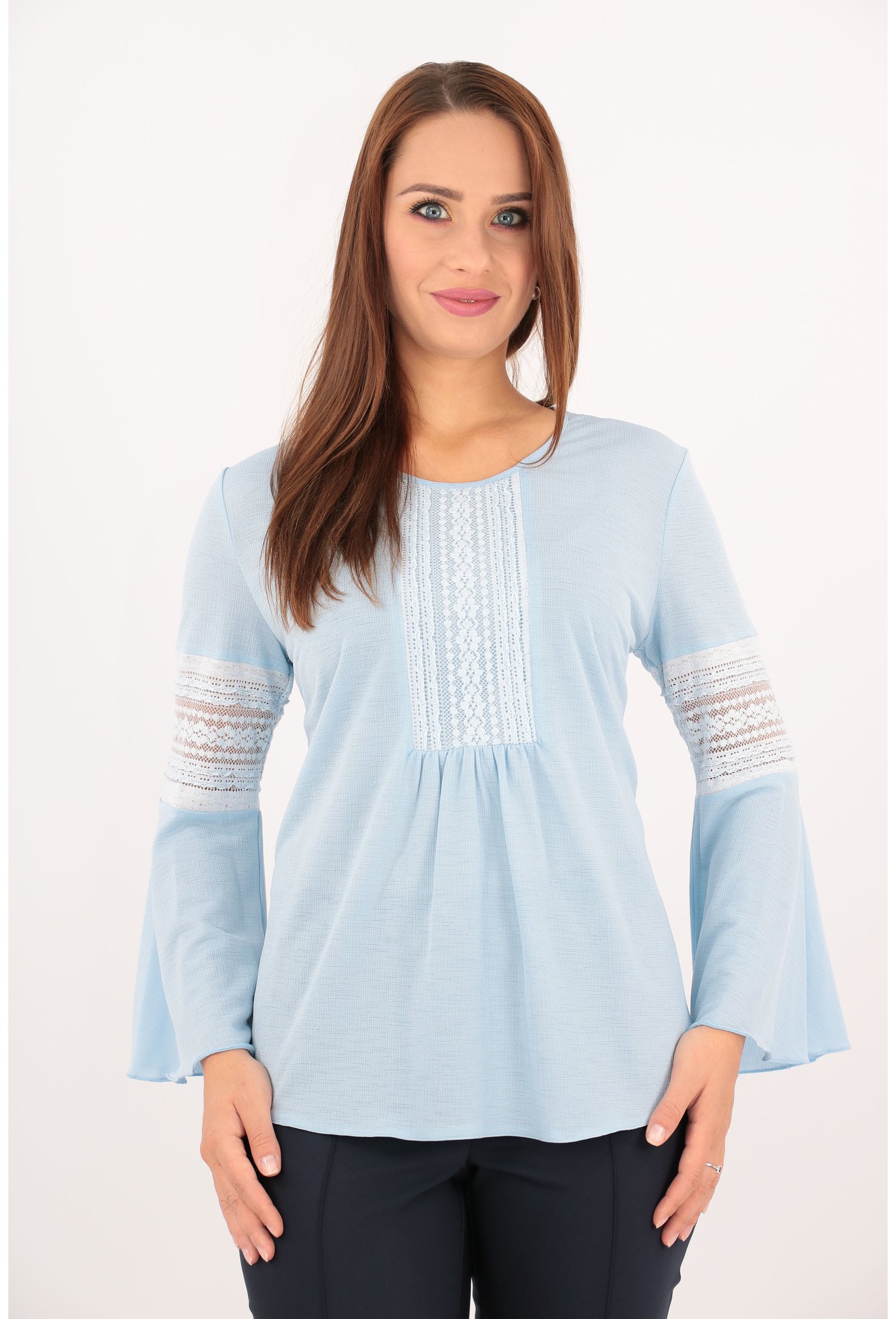 Bluza bleu cu dantela aplicata