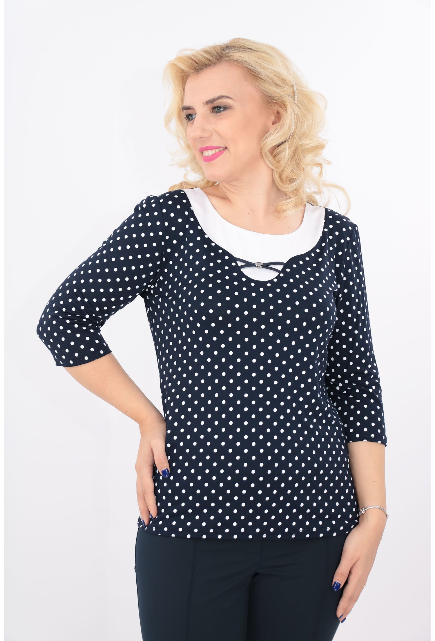 Bluza bleumarin cu buline albe si catarama
