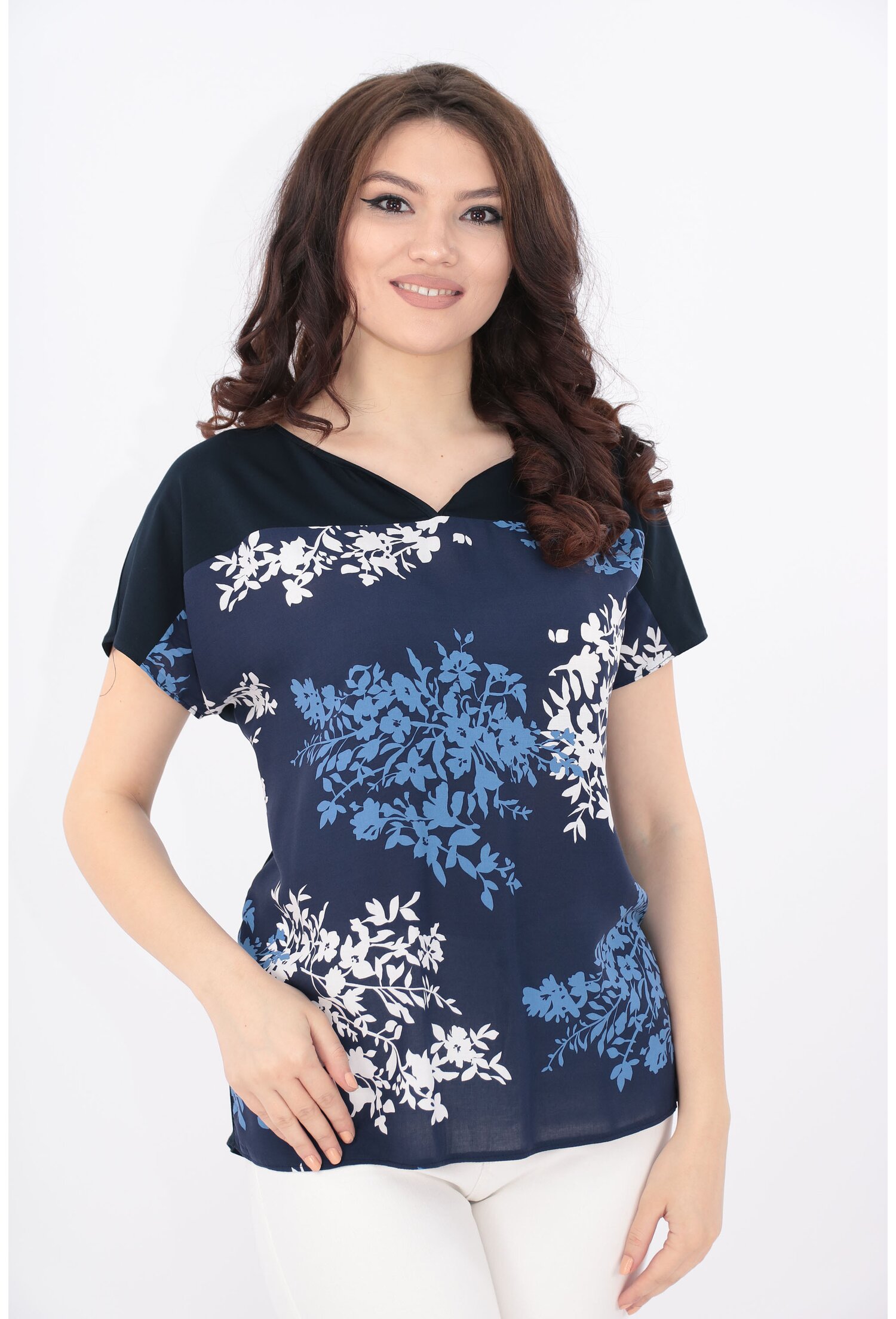 Bluza bleumarin cu flori albe