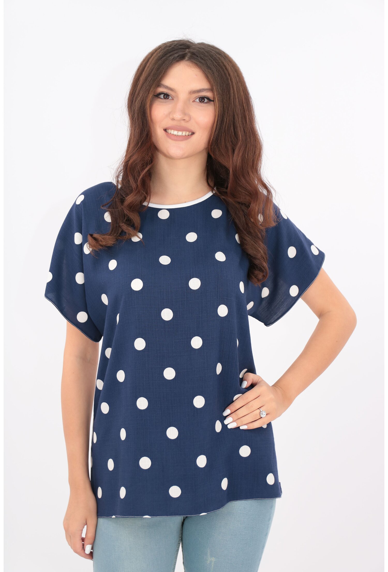 Bluza bleumarin cu spate alb si buline albe