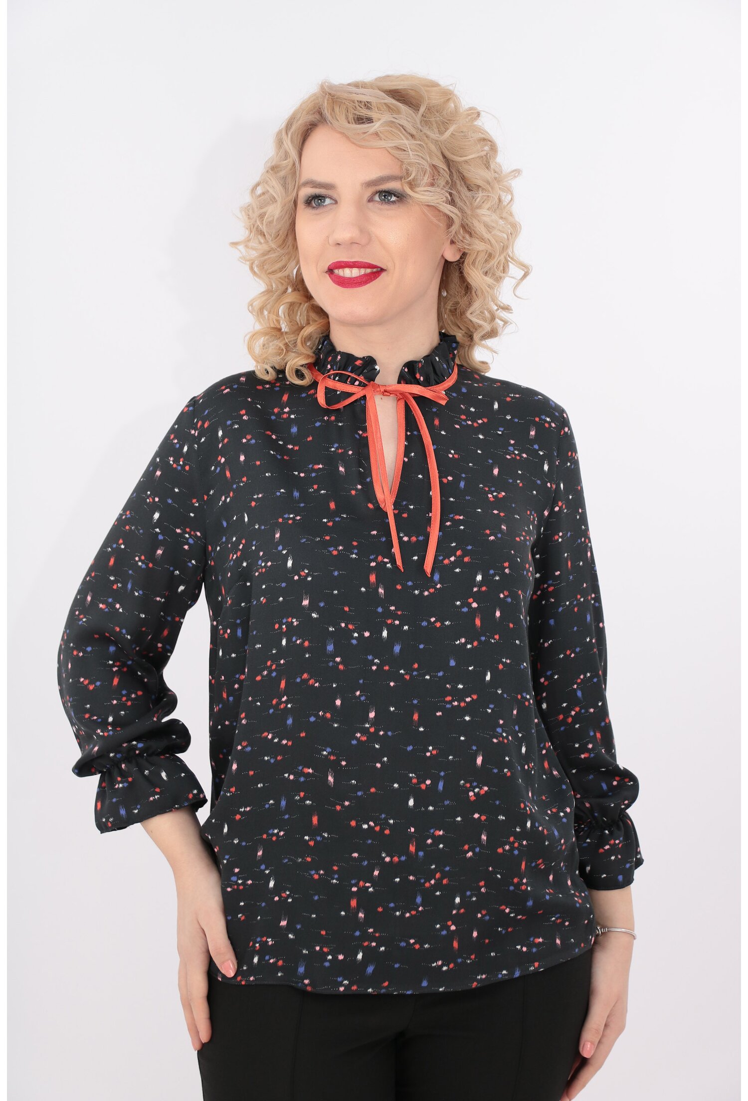 Bluza din vascoza gri inchis cu buline multicolore