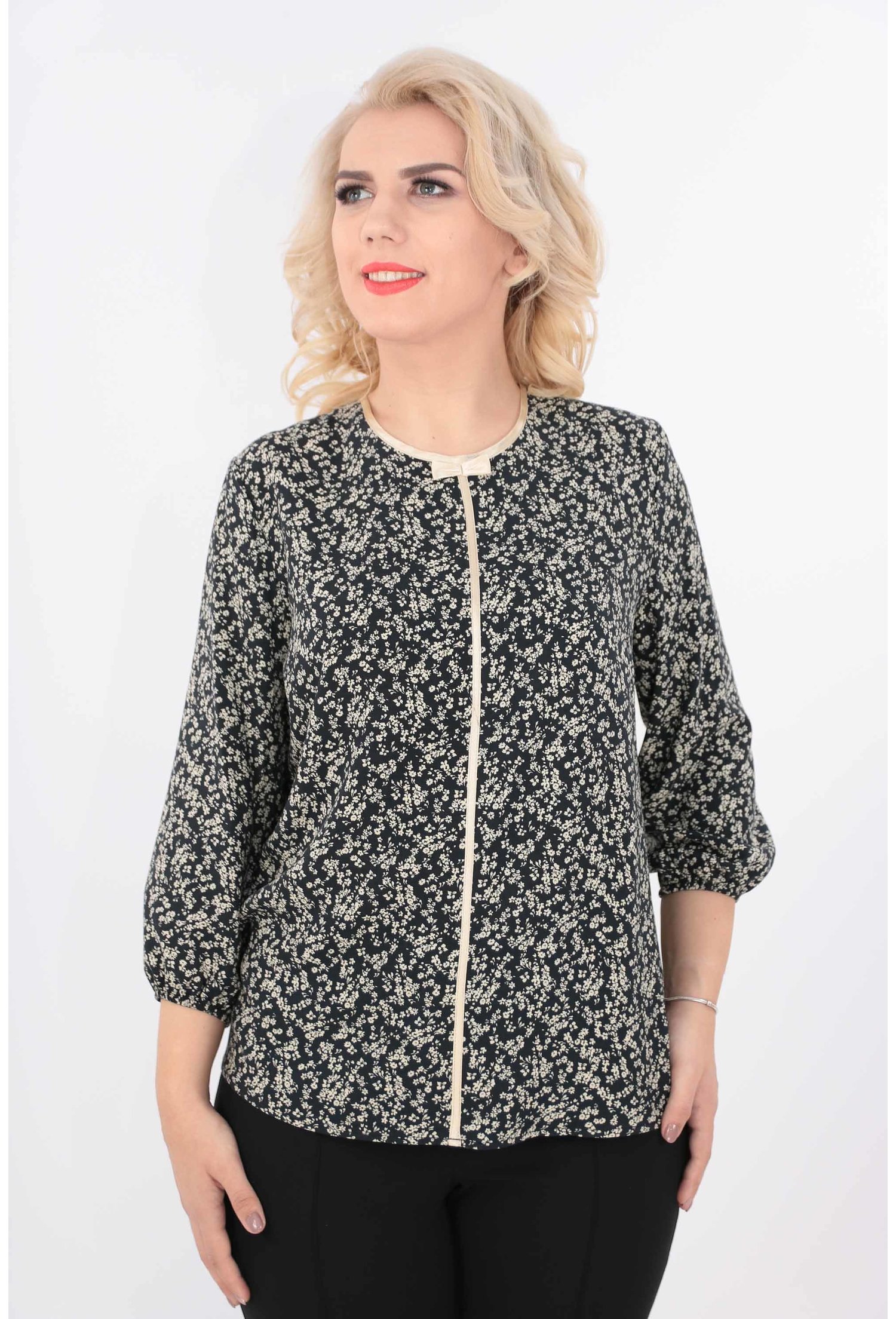 Bluza din vascoza neagra cu print floral bej