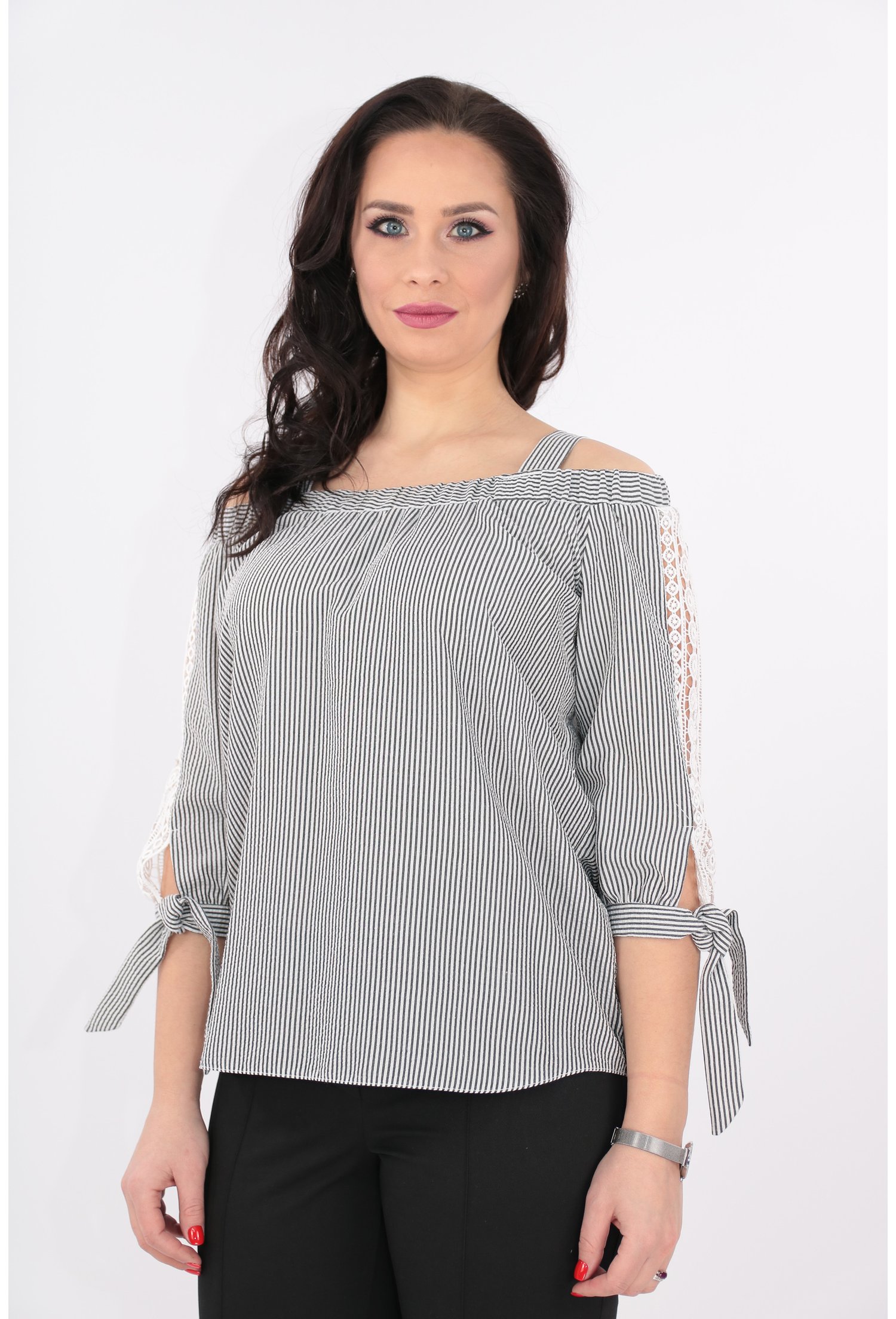 Bluza gri cu bretele si dantela