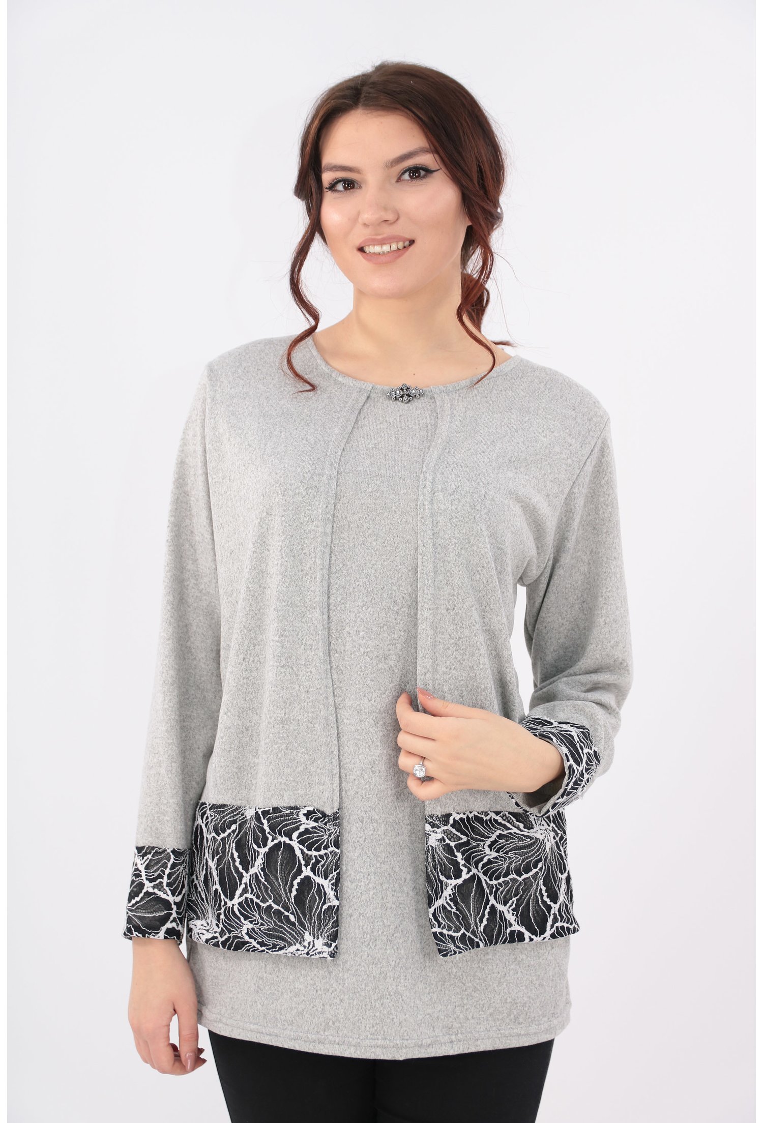 Bluza gri cu dantela neagra si aspect suprapus