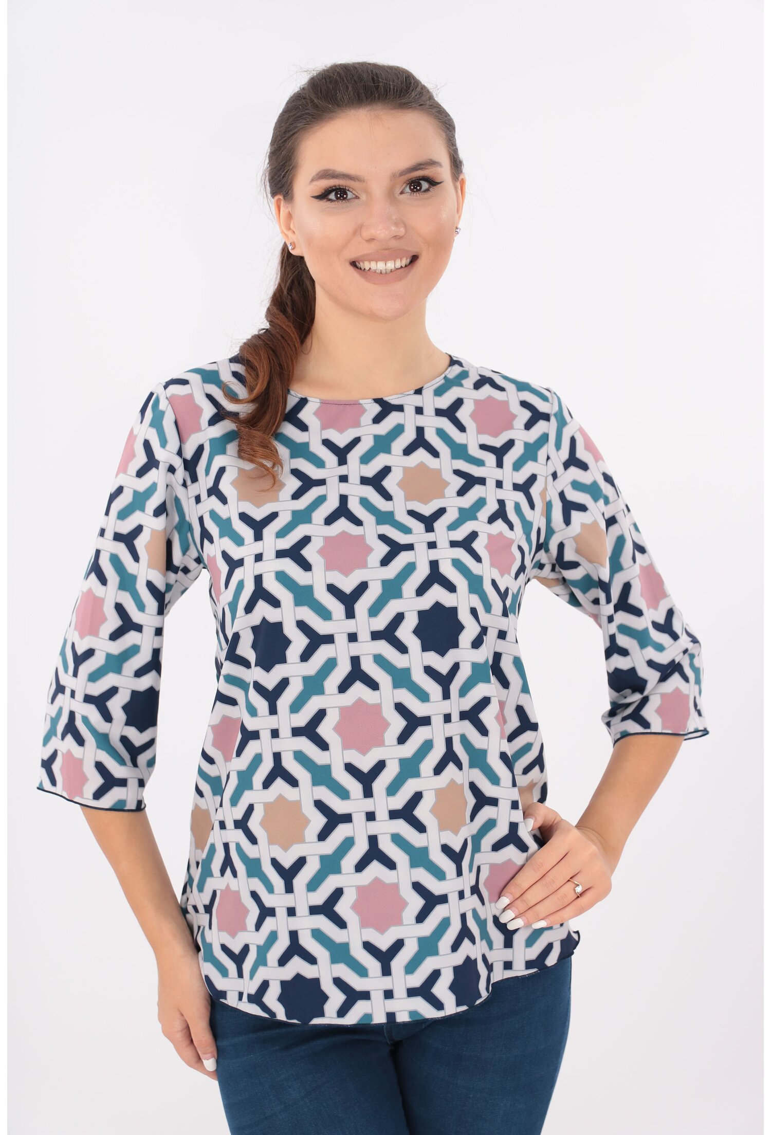 Bluza lejera alba cu desen bleumarin si rozete colorate