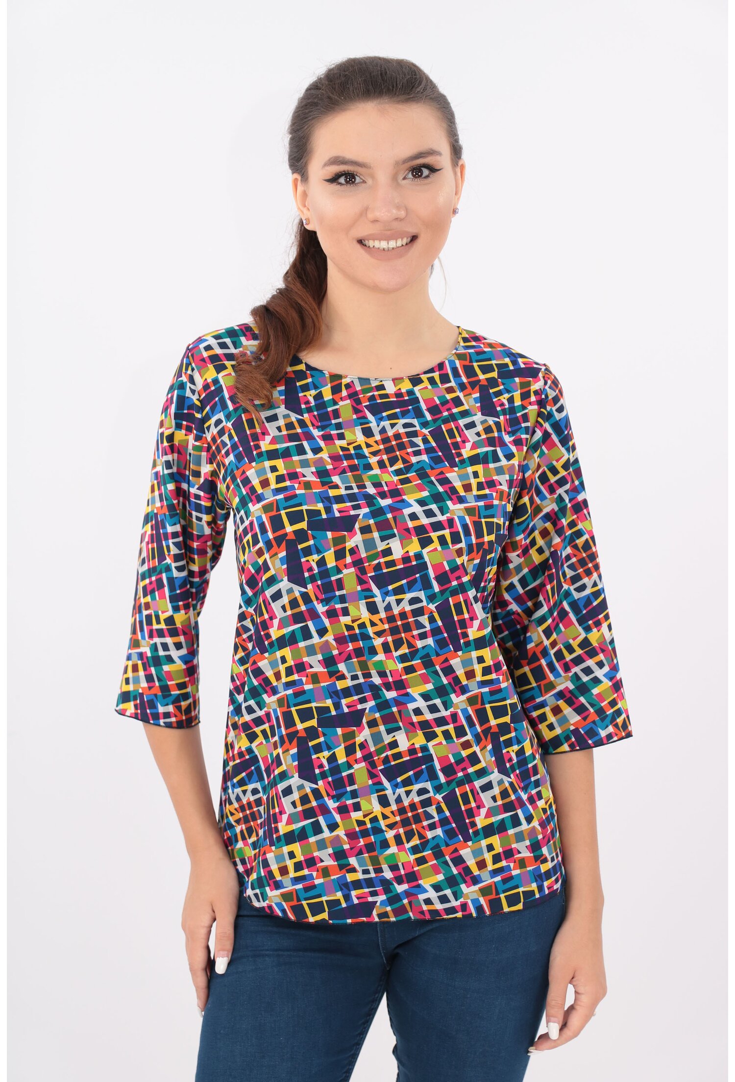 Bluza lejera alba cu desen multicolor