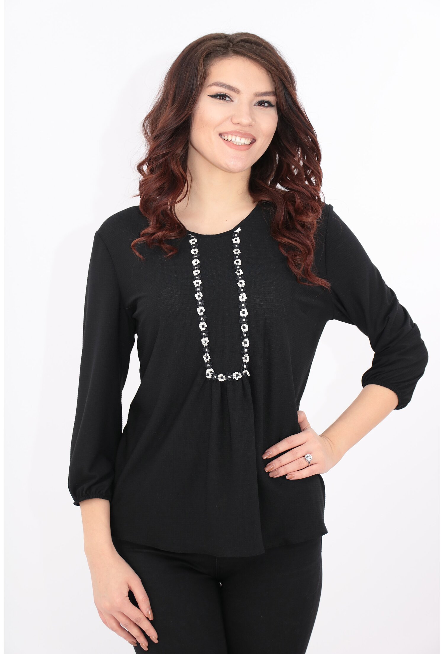 Bluza lejera neagra cu broderie florala alb-negru