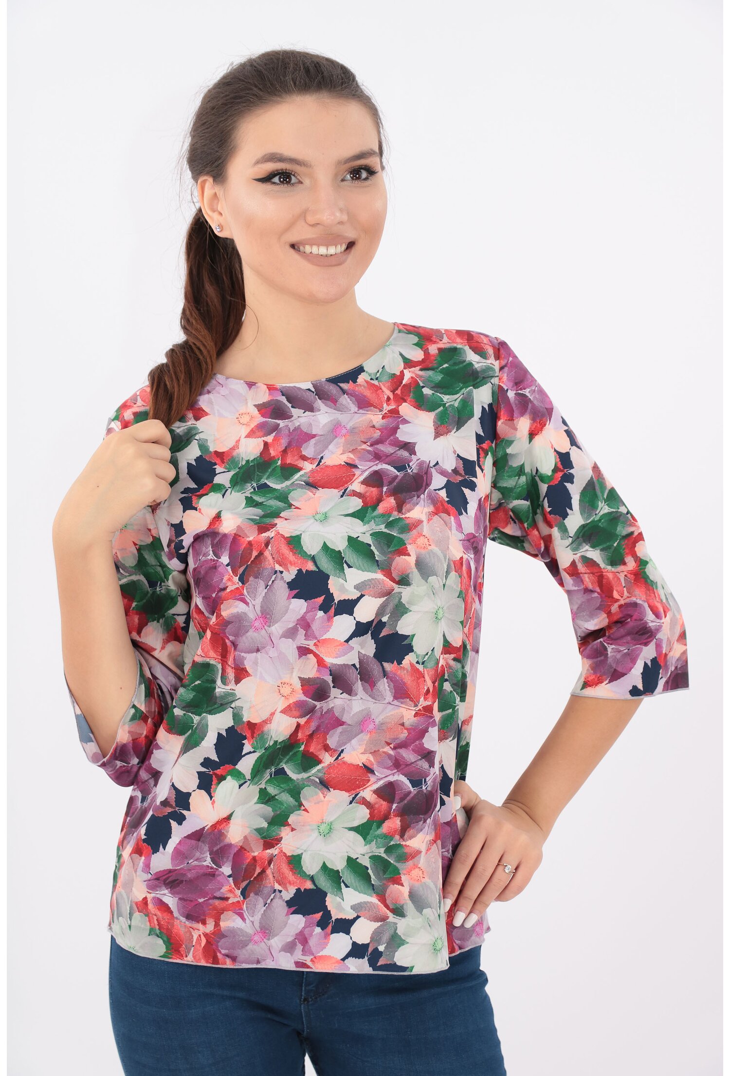 Bluza lejera roz cu desen floral multicolor