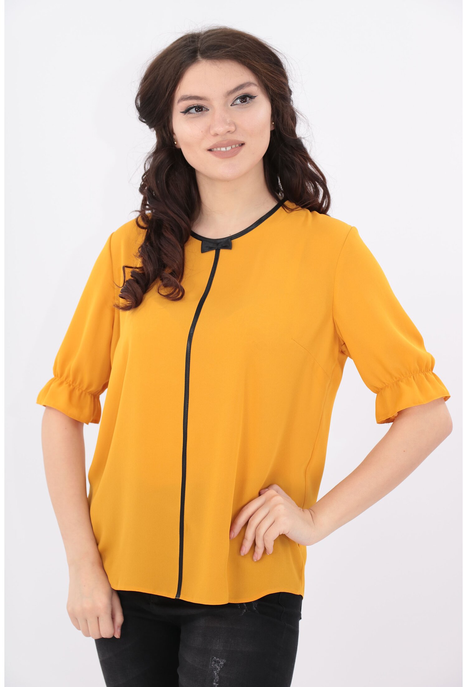 Bluza mustar cu garnitura satinata neagra
