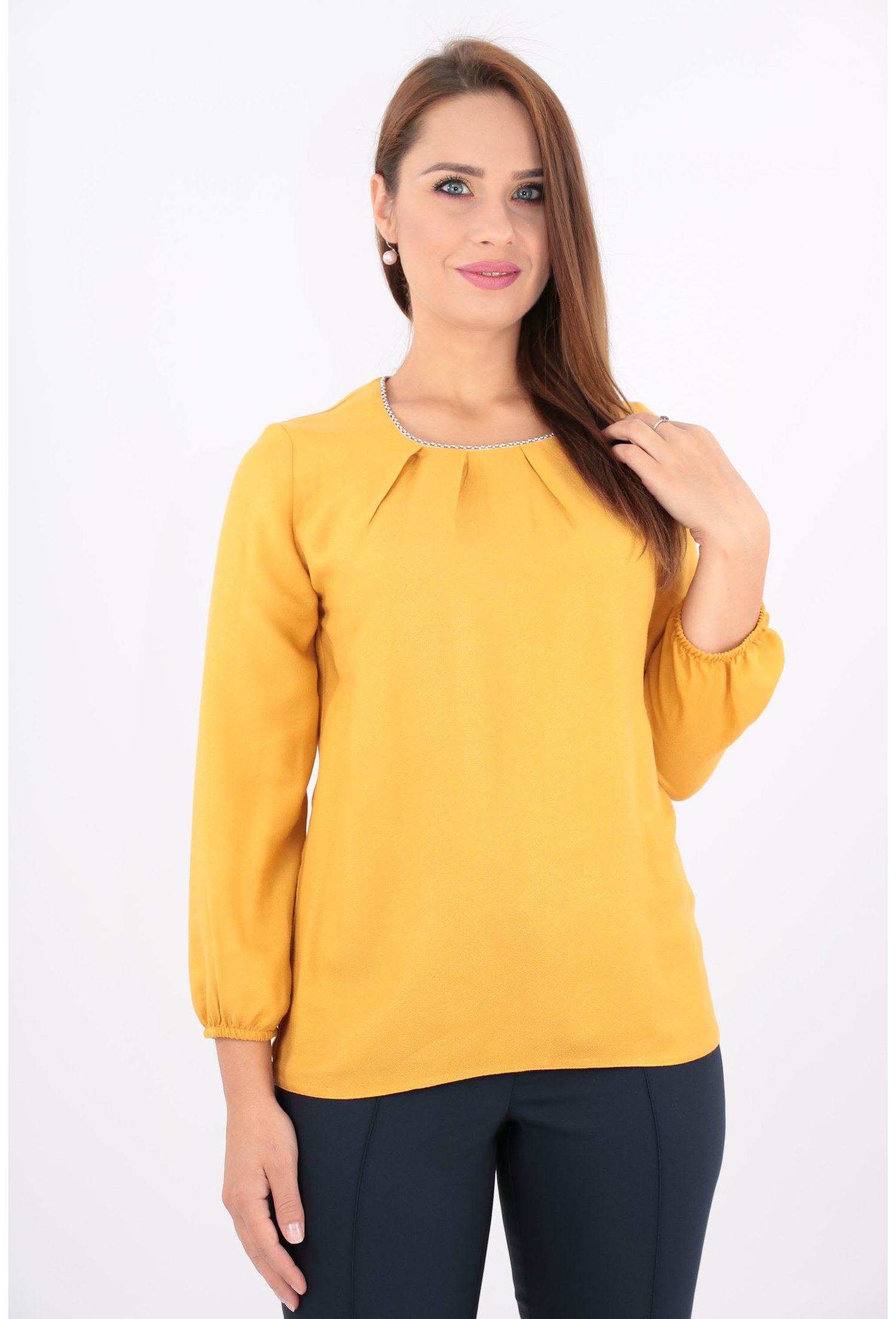 Bluza mustar cu margelute argintii la decolteu