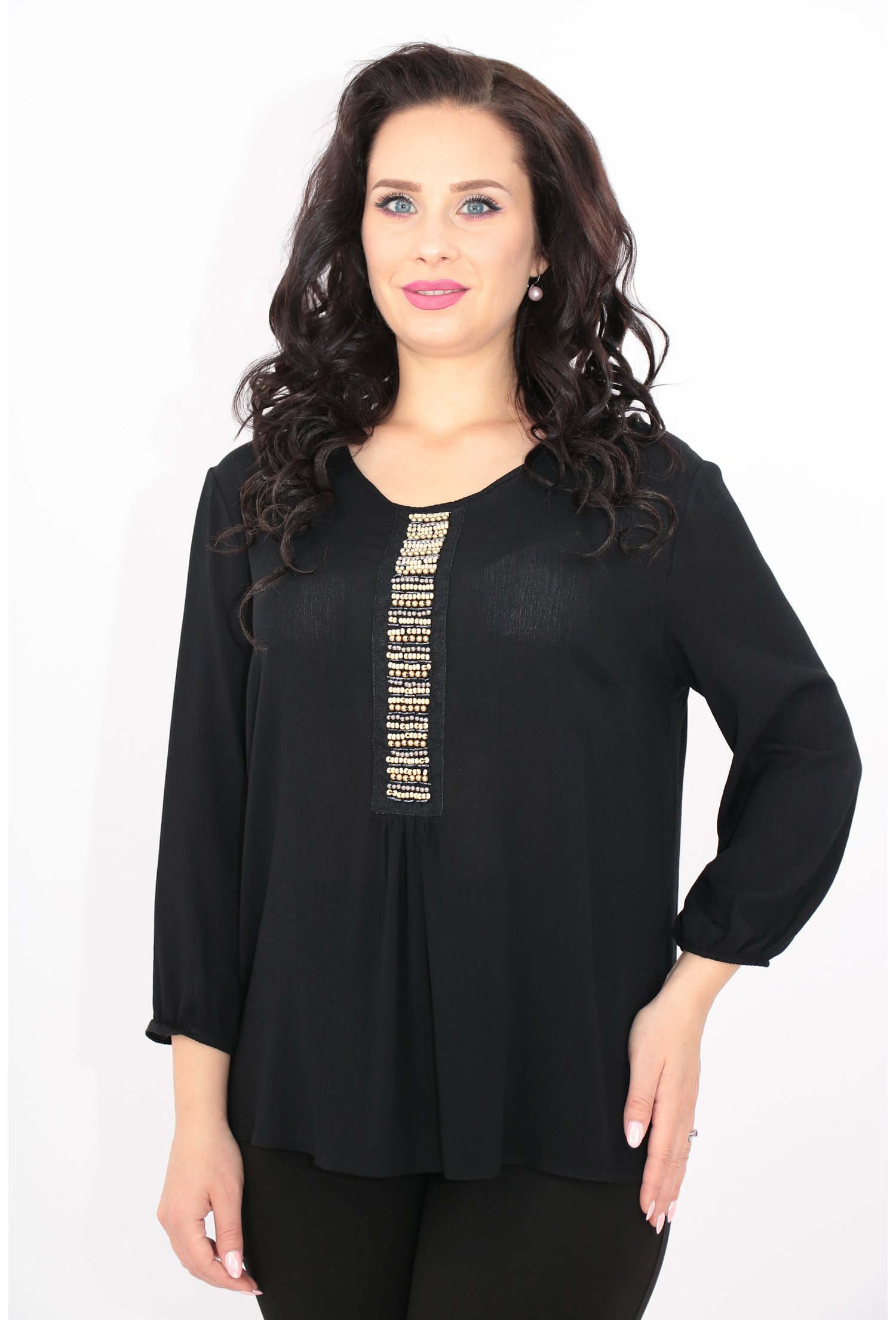 Bluza neagra cu broderie din margele