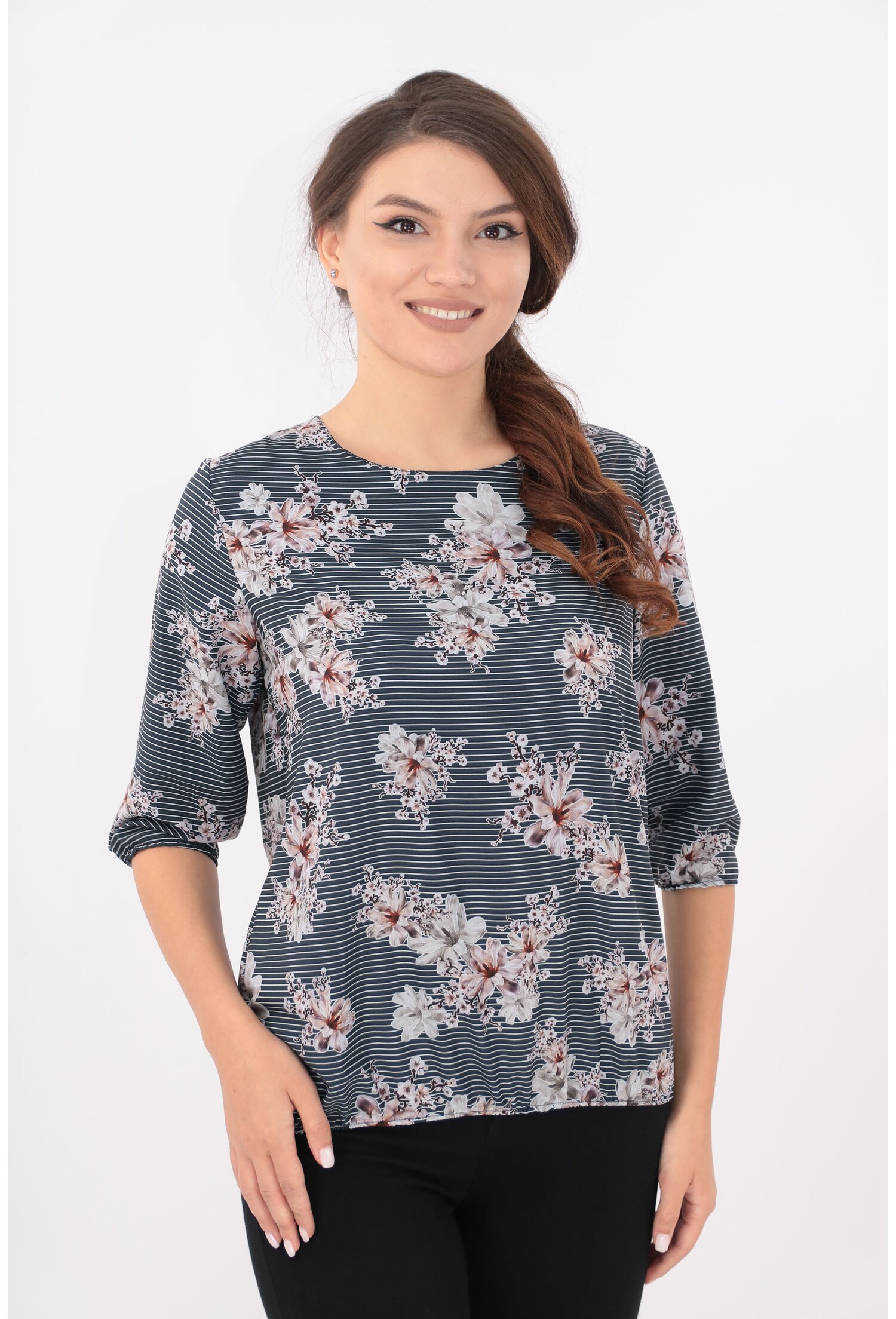 Bluza neagra cu dungi fine si flori roz pal